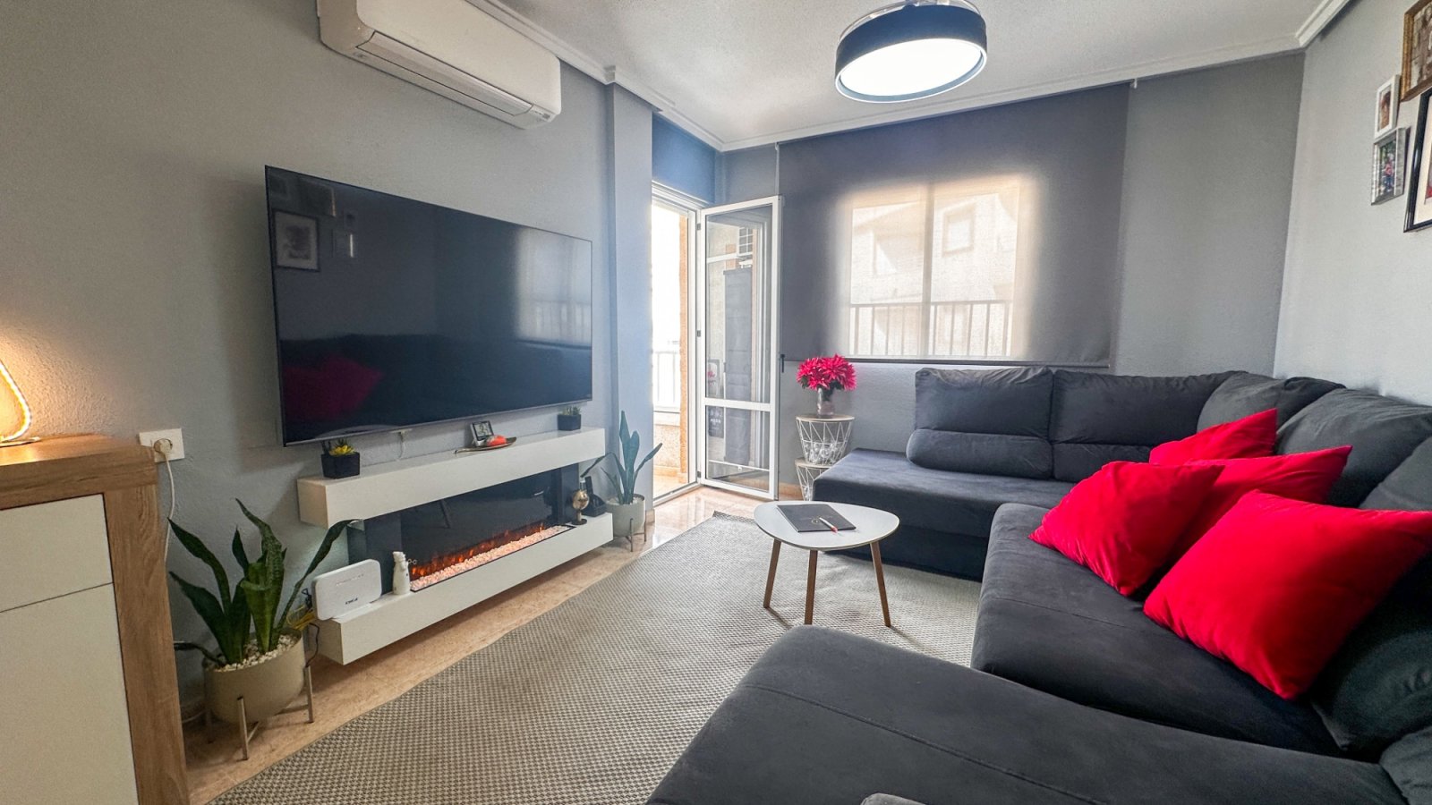 Dieses atemberaubende, komplett renovierte Apartment mit 3 Schlafzimmern und 2 Bädern im Herzen von Torrevieja verkörpert modernen Luxus.
&am