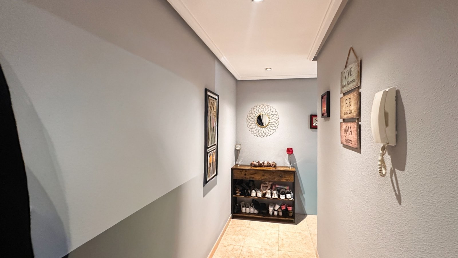 Dieses atemberaubende, komplett renovierte Apartment mit 3 Schlafzimmern und 2 Bädern im Herzen von Torrevieja verkörpert modernen Luxus.
&am