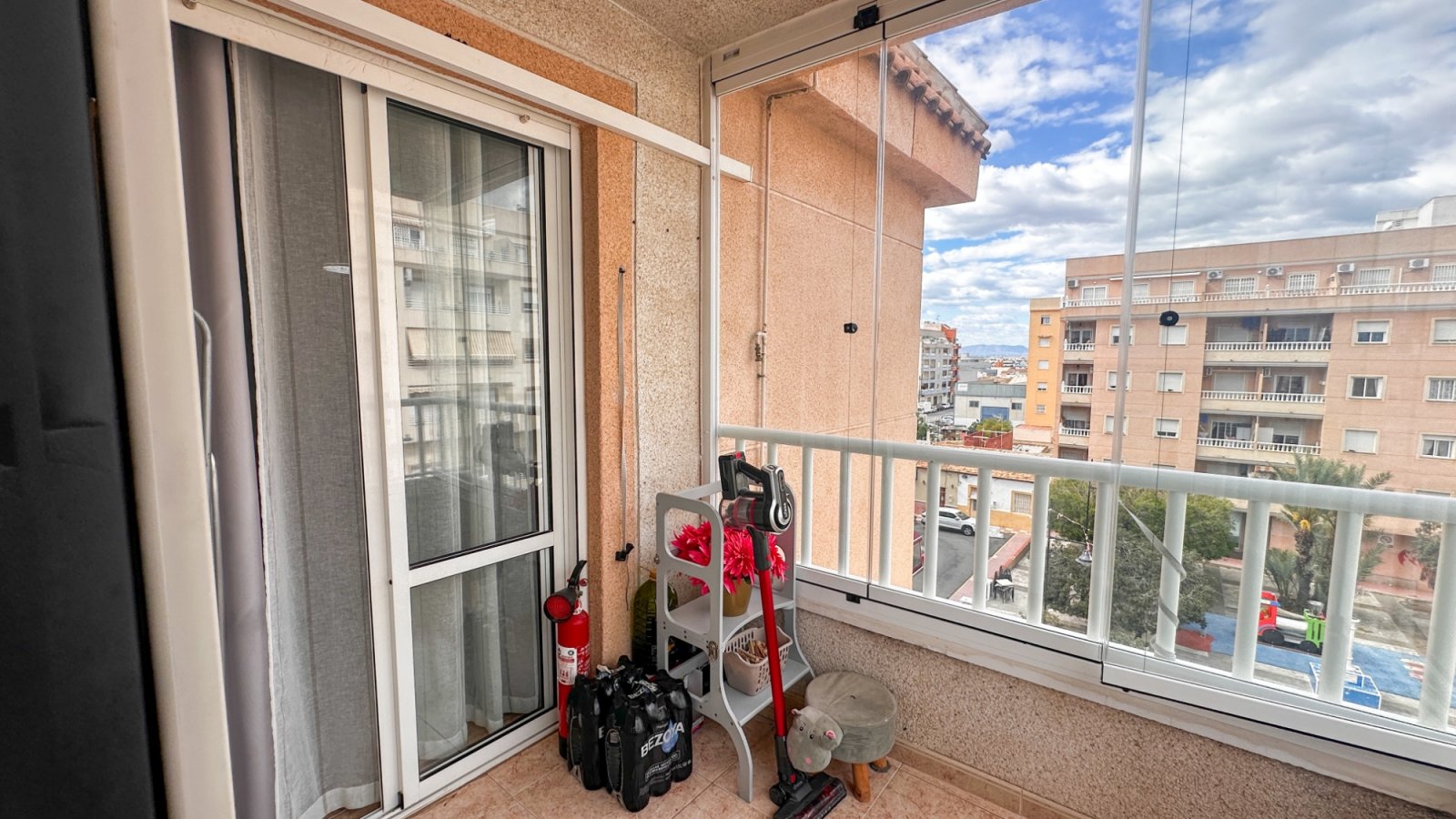 Dieses atemberaubende, komplett renovierte Apartment mit 3 Schlafzimmern und 2 Bädern im Herzen von Torrevieja verkörpert modernen Luxus.
&am