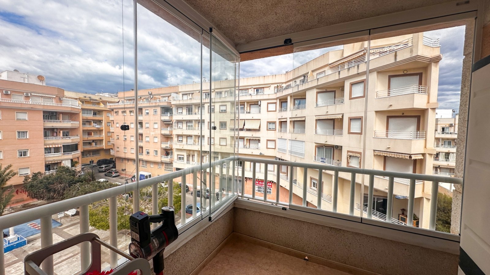 Dieses atemberaubende, komplett renovierte Apartment mit 3 Schlafzimmern und 2 Bädern im Herzen von Torrevieja verkörpert modernen Luxus.
&am