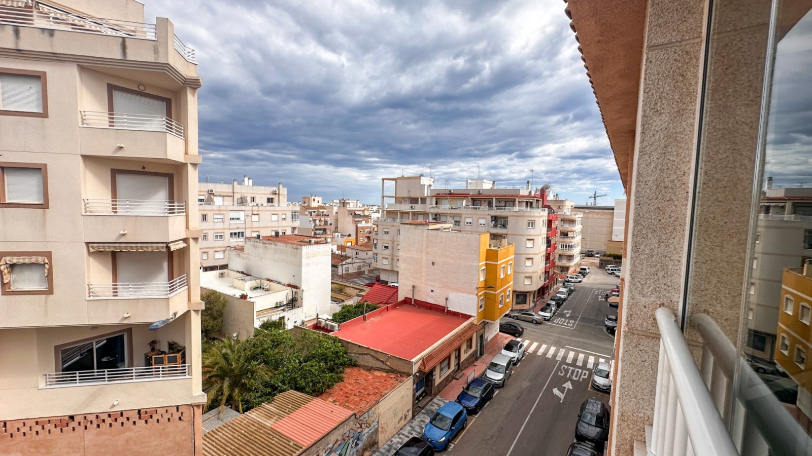 Dieses atemberaubende, komplett renovierte Apartment mit 3 Schlafzimmern und 2 Bädern im Herzen von Torrevieja verkörpert modernen Luxus.
&am