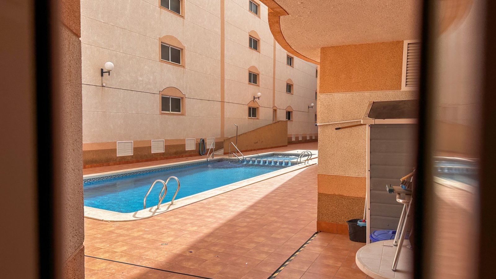 Dieses atemberaubende, komplett renovierte Apartment mit 3 Schlafzimmern und 2 Bädern im Herzen von Torrevieja verkörpert modernen Luxus.
&am