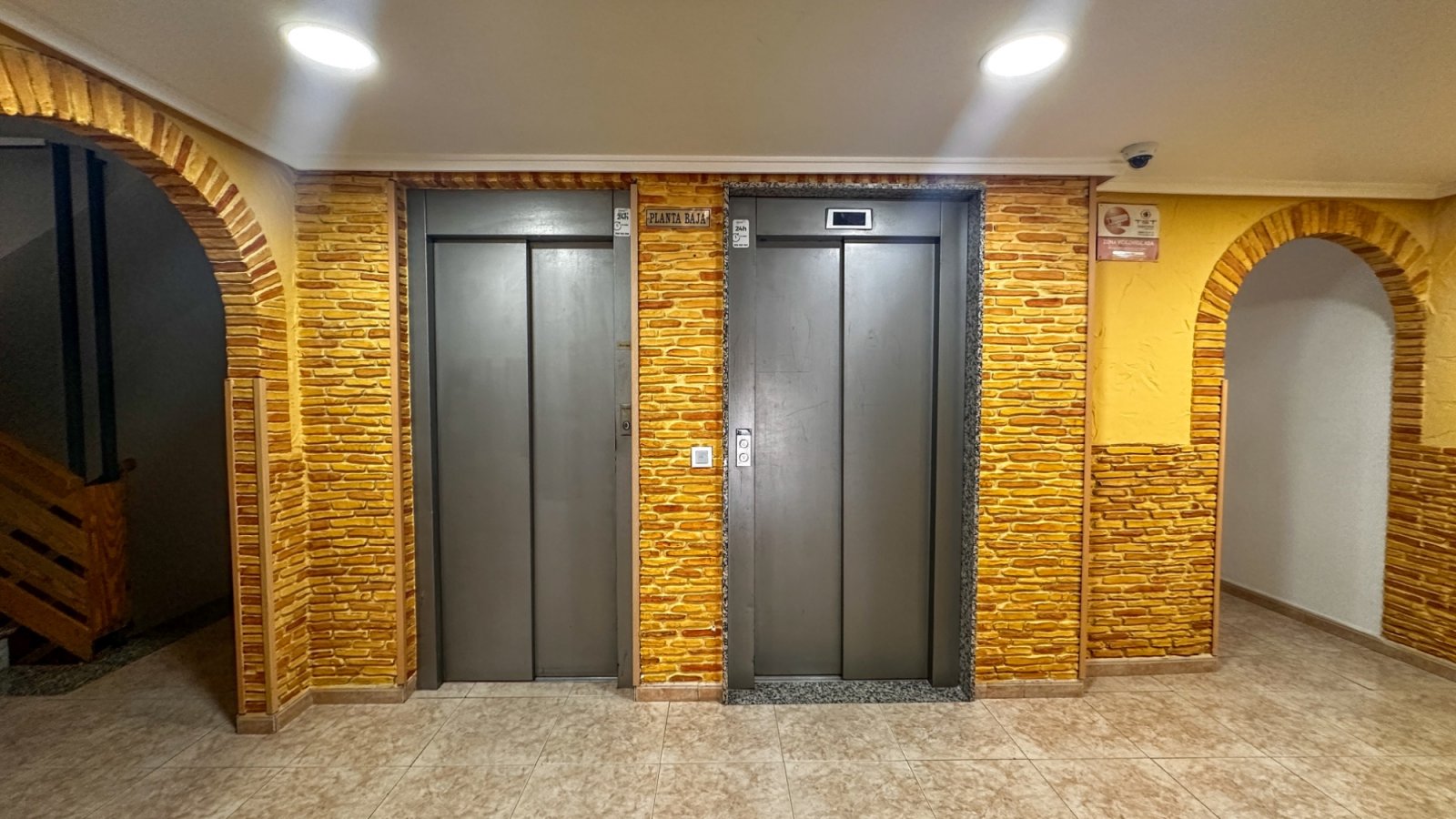 Dieses atemberaubende, komplett renovierte Apartment mit 3 Schlafzimmern und 2 Bädern im Herzen von Torrevieja verkörpert modernen Luxus.
&am