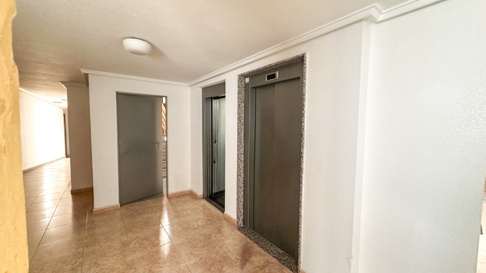Dieses atemberaubende, komplett renovierte Apartment mit 3 Schlafzimmern und 2 Bädern im Herzen von Torrevieja verkörpert modernen Luxus.
&am