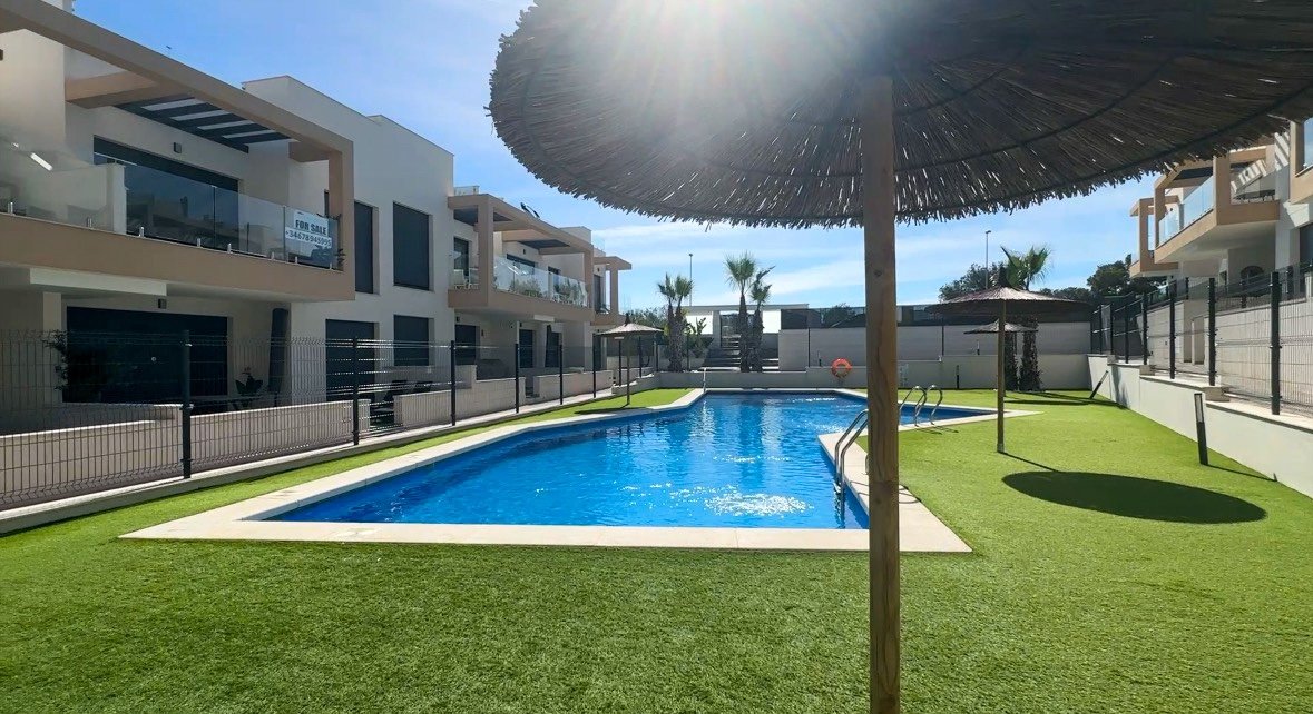 Modernes Bungalow im Obergeschoss zum Verkauf in Orihuela Costa
Wunderschönes, neuwertiges Bungalow im Obergeschoss in der begehrten Gegend