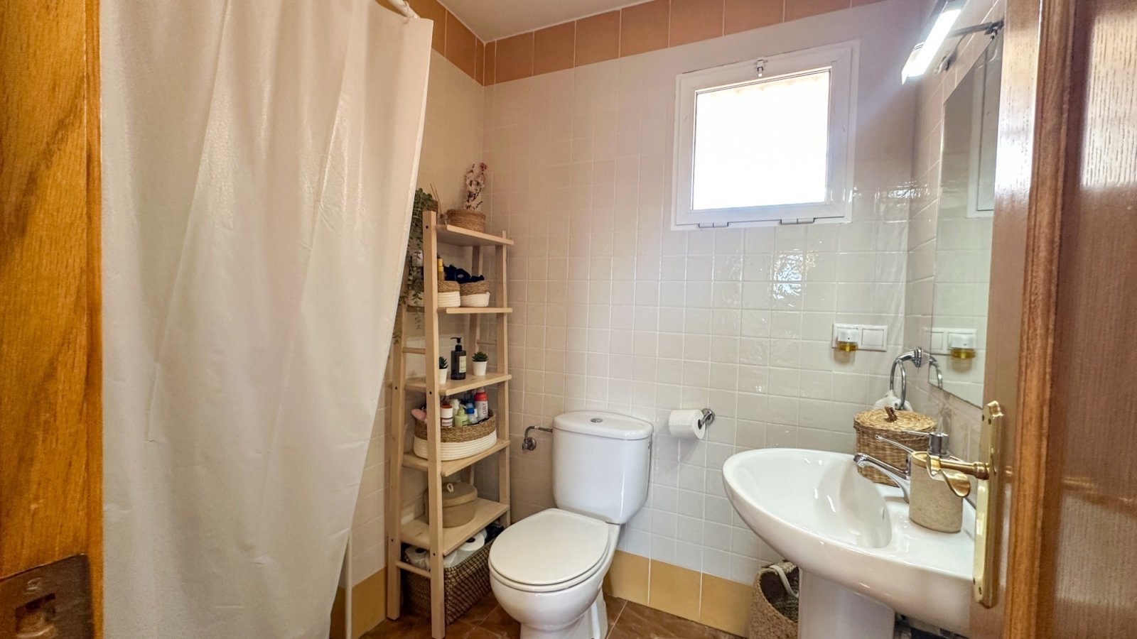 Renovierte Wohnung in der Nähe des Yachthafens Guardamar del Segura zu verkaufen.

Diese renovierte 2-Zimmer-Wohnung mit 2
