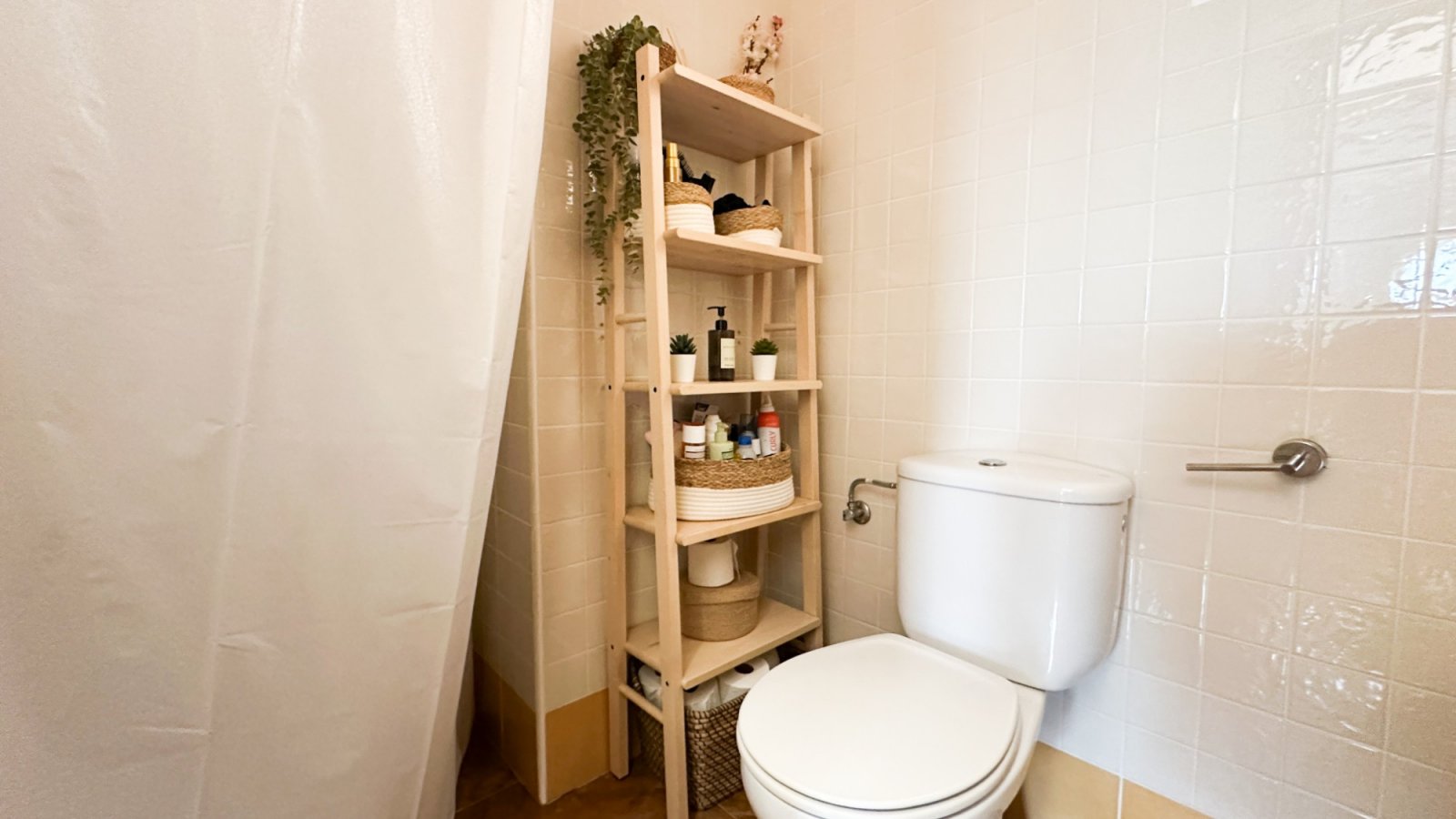 Renovierte Wohnung in der Nähe des Yachthafens Guardamar del Segura zu verkaufen.

Diese renovierte 2-Zimmer-Wohnung mit 2
