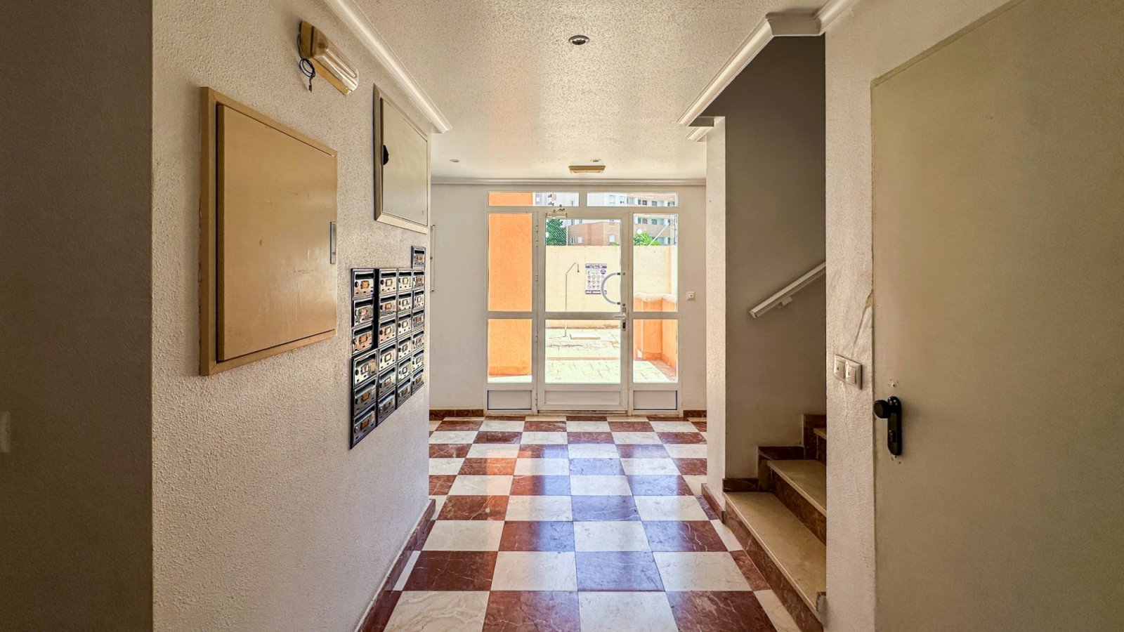 Renovierte Wohnung in der Nähe des Yachthafens Guardamar del Segura zu verkaufen.

Diese renovierte 2-Zimmer-Wohnung mit 2