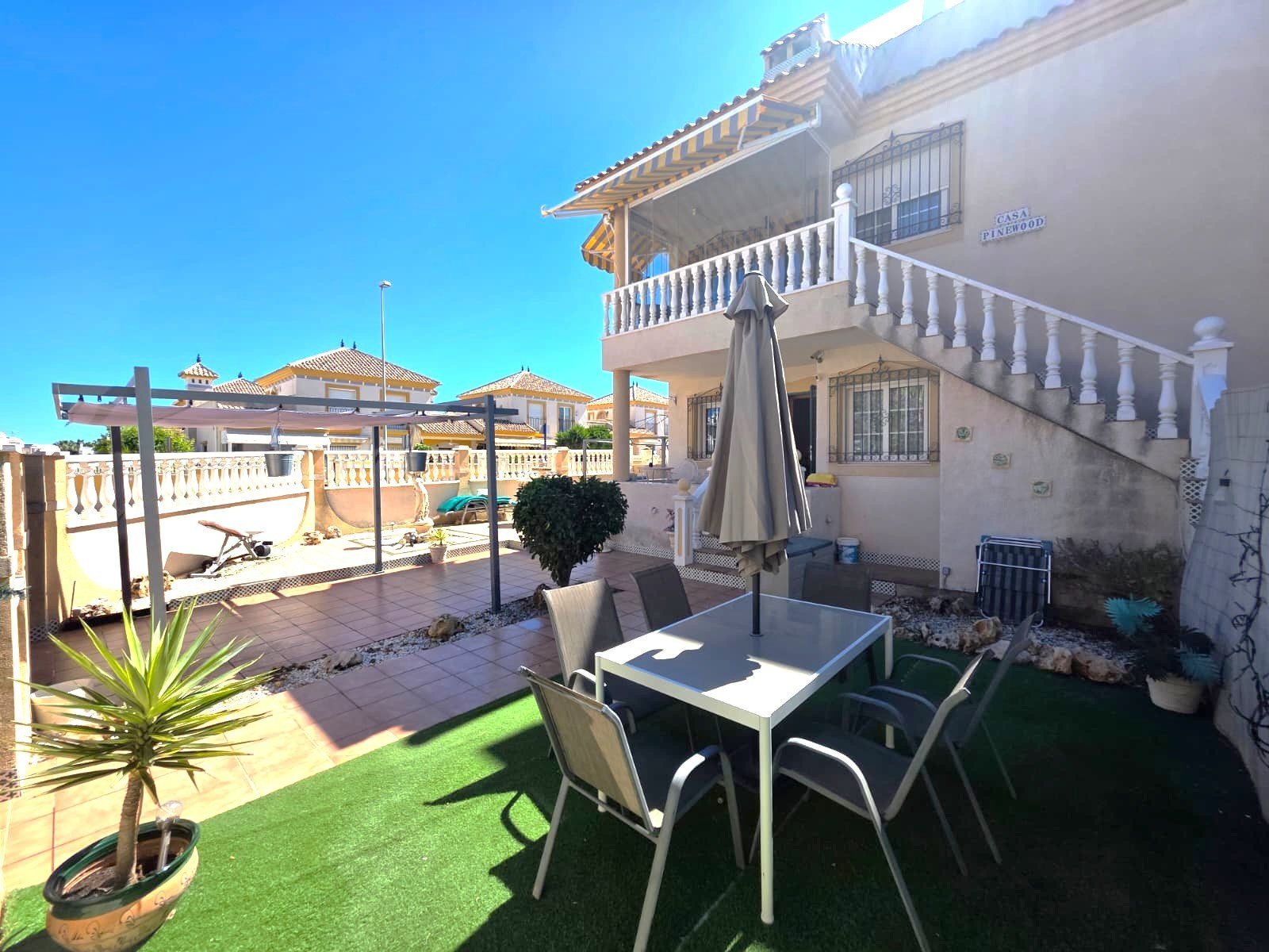 Ground floor apartment with a corner position offering a large private garden (120 m2) with an outdoor eating area
The property has a a b