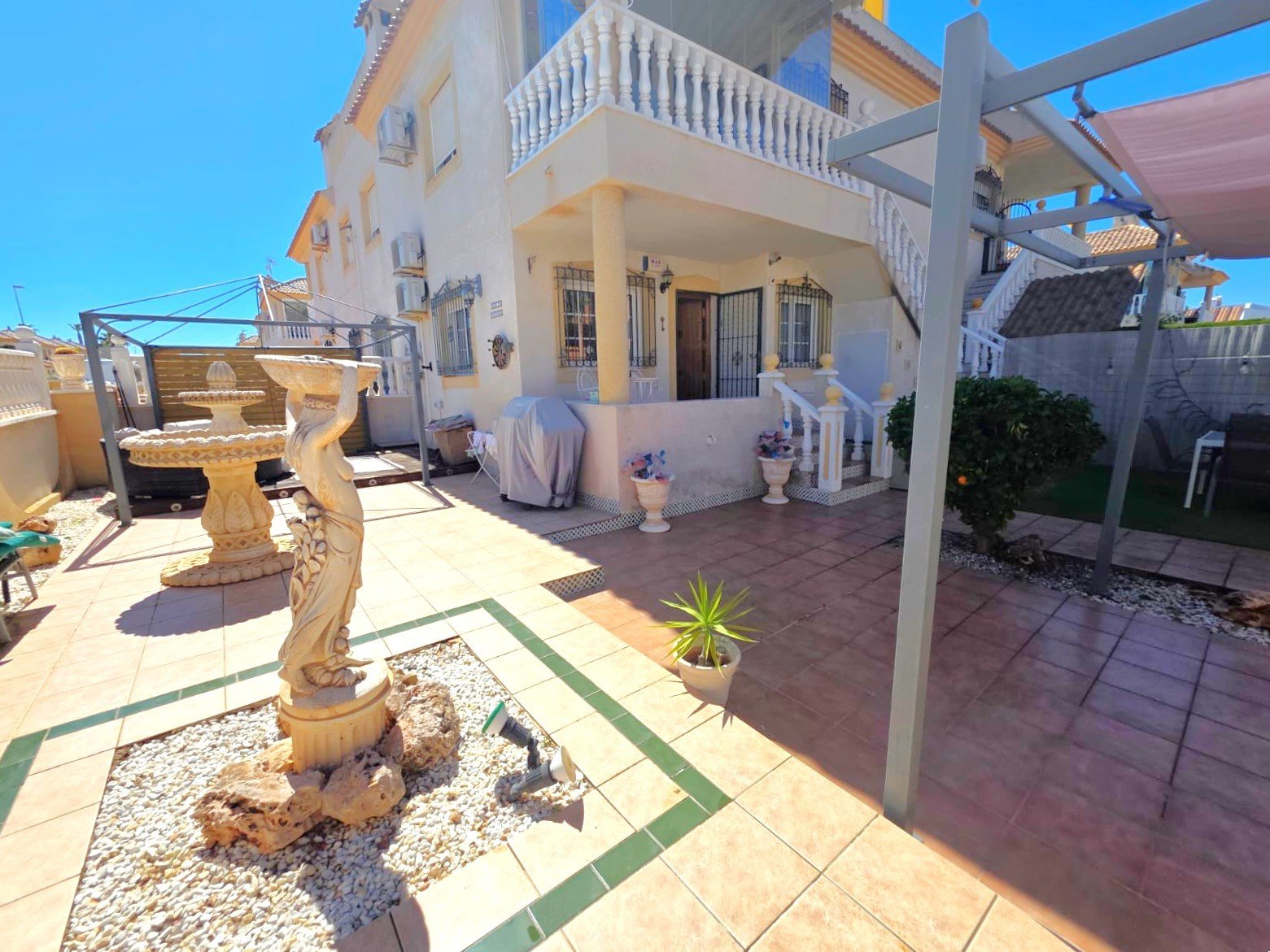 Ground floor apartment with a corner position offering a large private garden (120 m2) with an outdoor eating area
The property has a a b