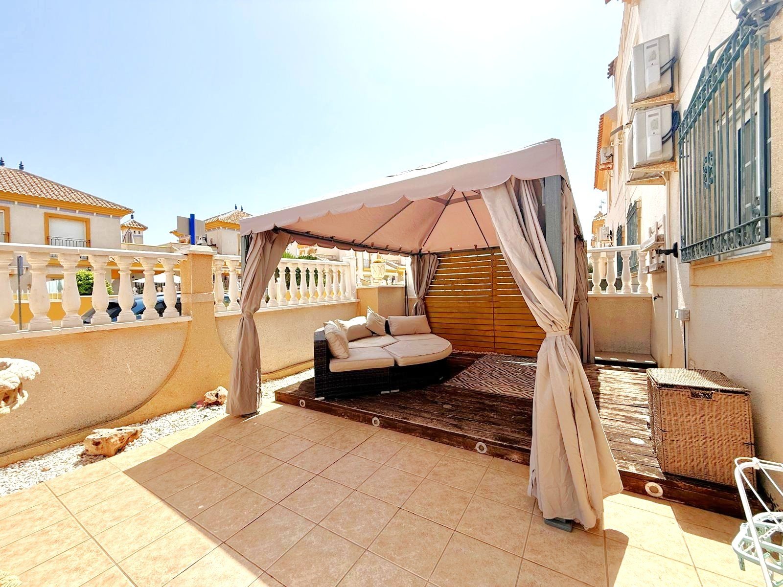 Ground floor apartment with a corner position offering a large private garden (120 m2) with an outdoor eating area
The property has a a b