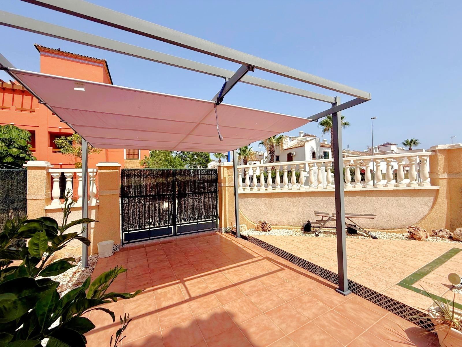Ground floor apartment with a corner position offering a large private garden (120 m2) with an outdoor eating area
The property has a a b