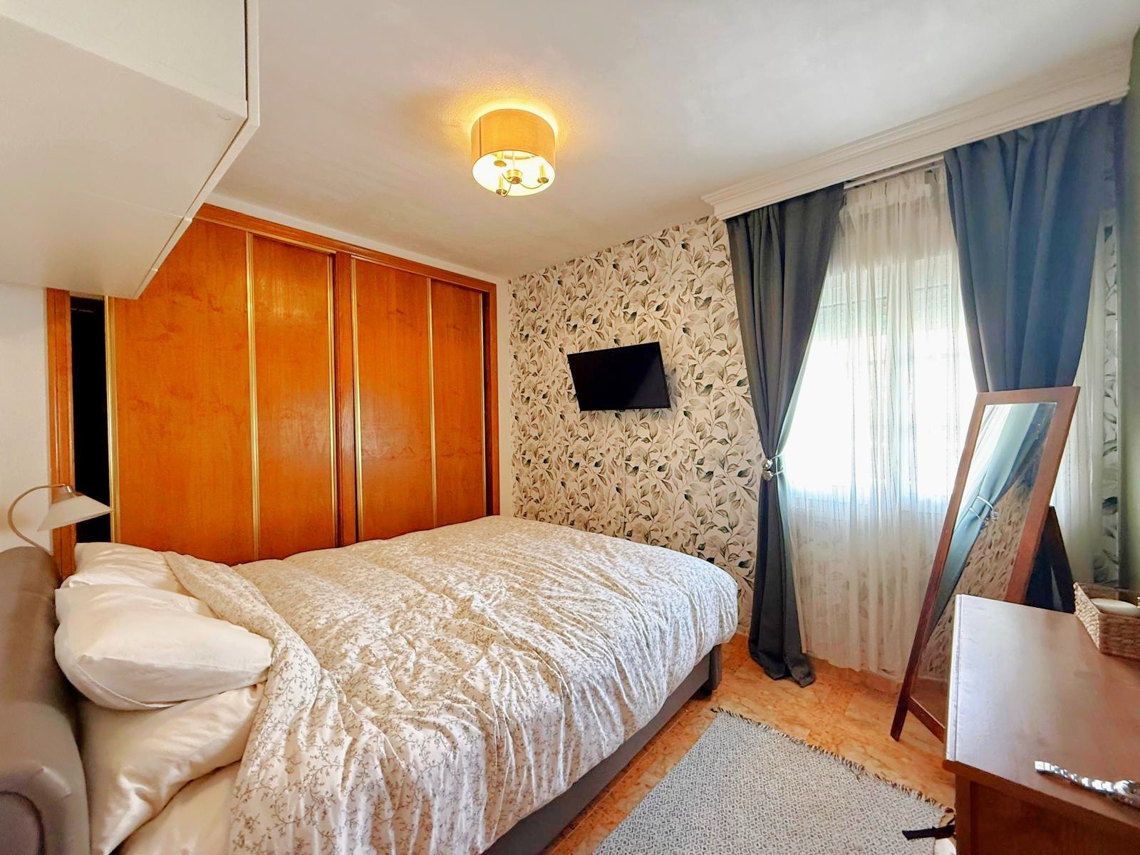 Ground floor apartment with a corner position offering a large private garden (120 m2) with an outdoor eating area
The property has a a b