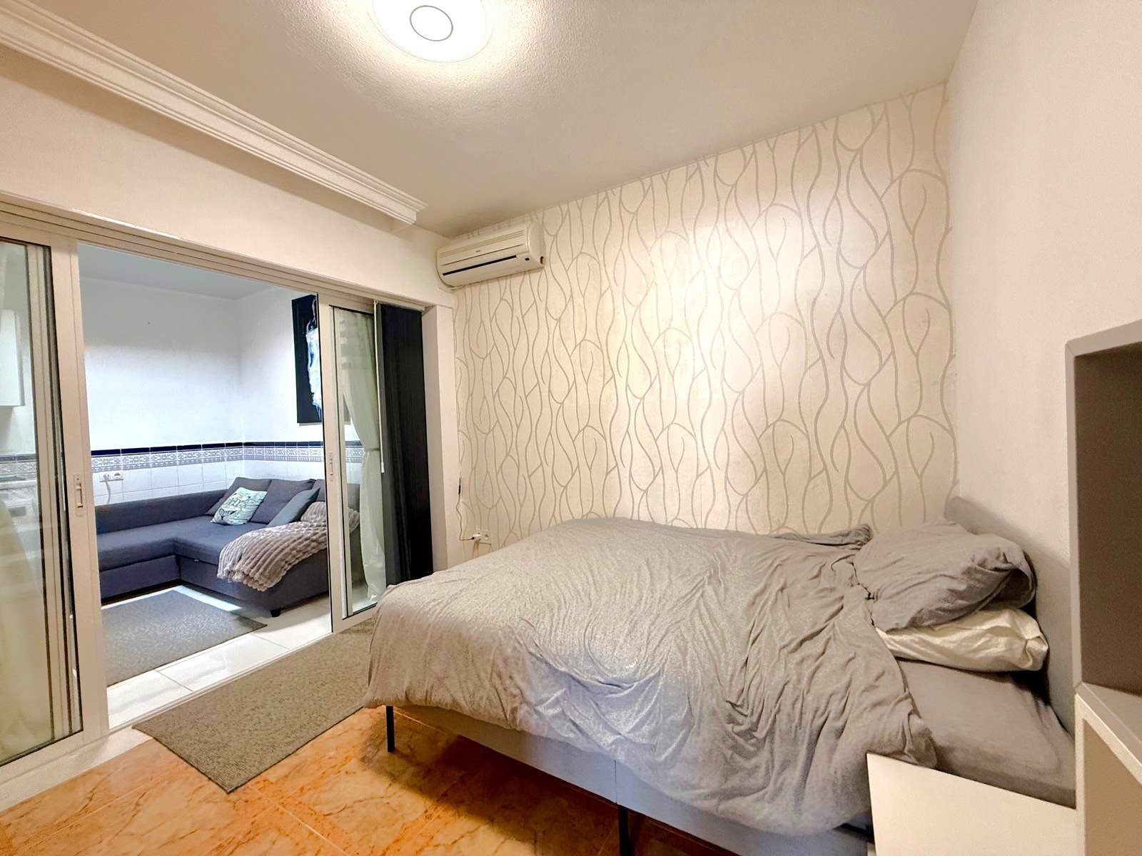 Ground floor apartment with a corner position offering a large private garden (120 m2) with an outdoor eating area
The property has a a b