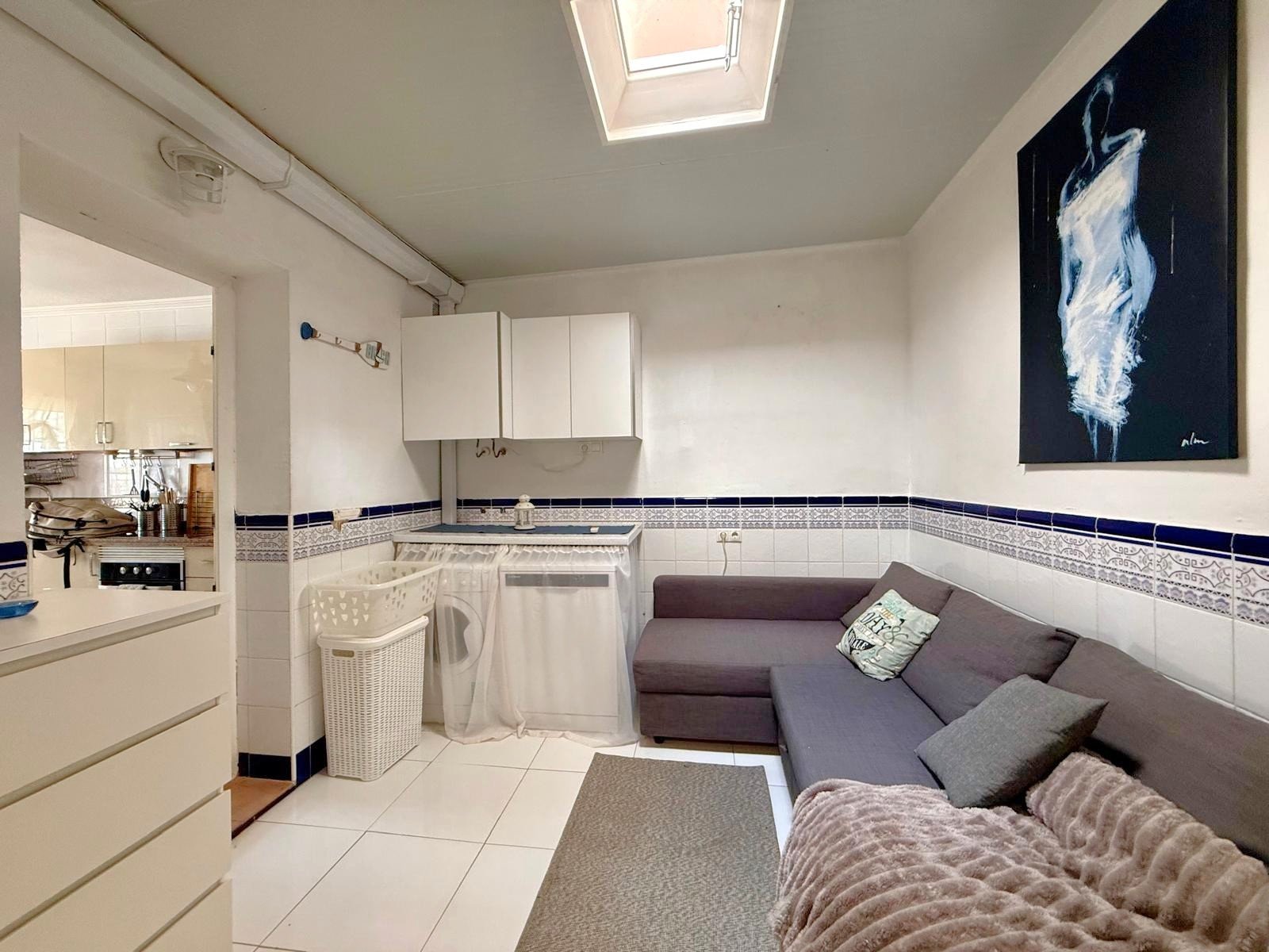 Ground floor apartment with a corner position offering a large private garden (120 m2) with an outdoor eating area
The property has a a b