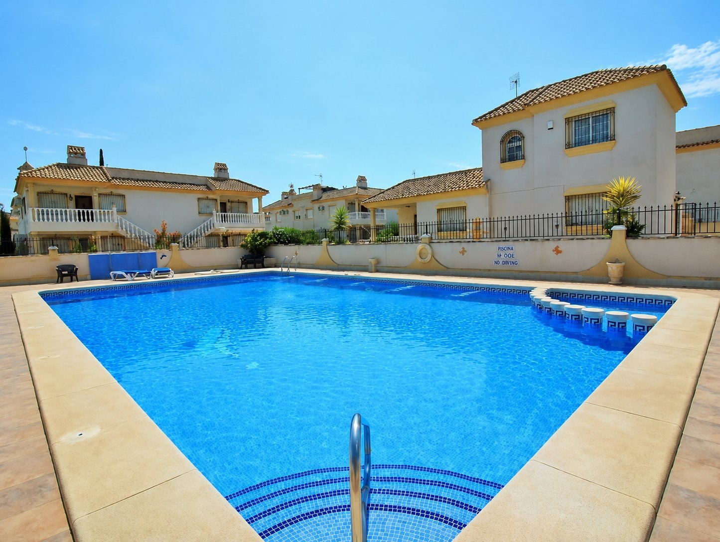Ground floor apartment with a corner position offering a large private garden (120 m2) with an outdoor eating area
The property has a a b