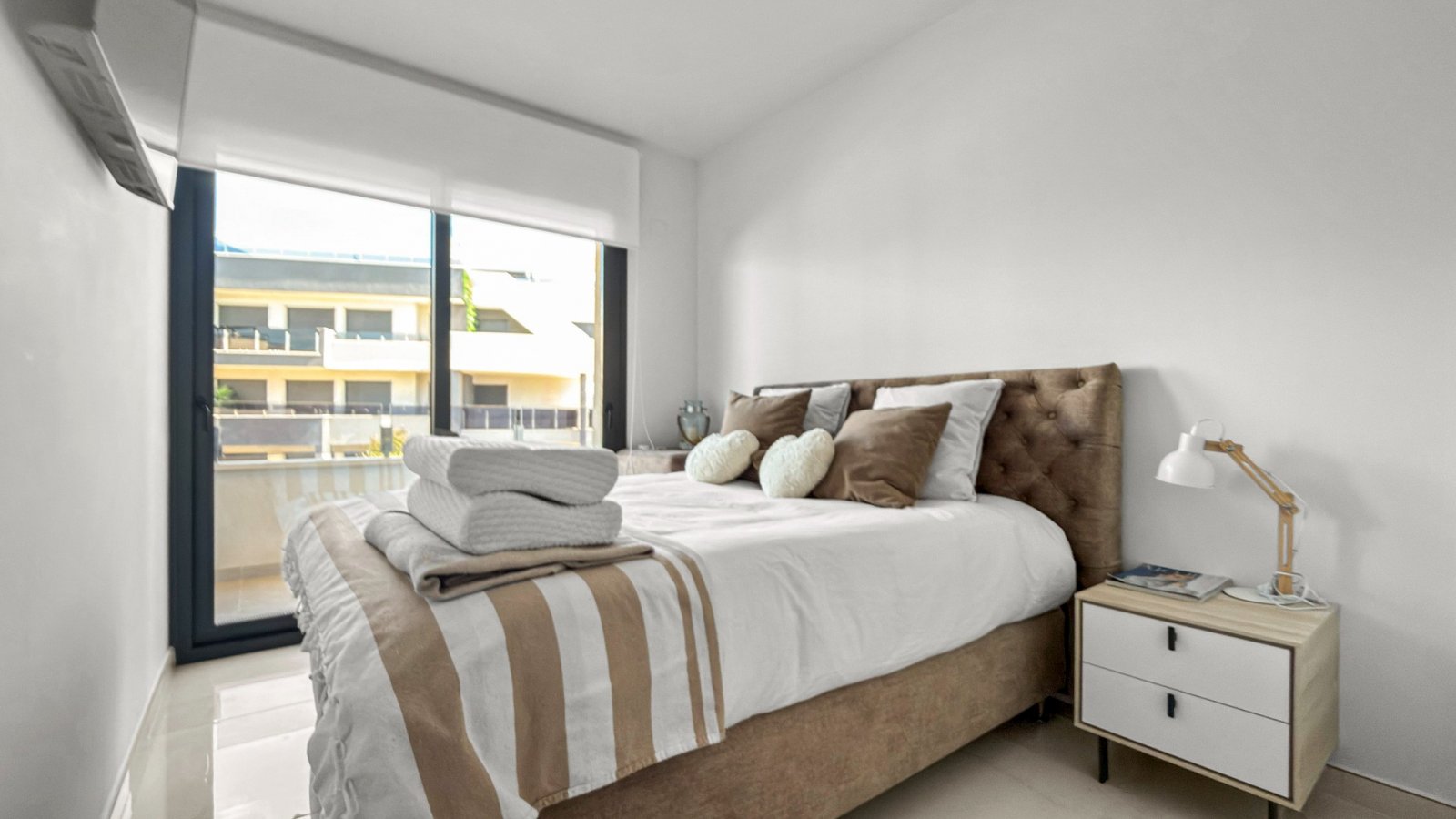 Erleben Sie exklusives Wohnen an der Küste in dieser hochwertigen 3-Schlafzimmer- und 2-Badezimmer-Wohnung in bester Lage nahe dem Meer und allen Ann