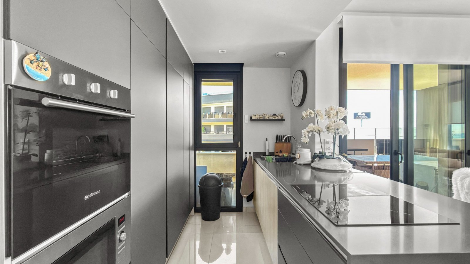 Erleben Sie exklusives Wohnen an der Küste in dieser hochwertigen 3-Schlafzimmer- und 2-Badezimmer-Wohnung in bester Lage nahe dem Meer und allen Ann