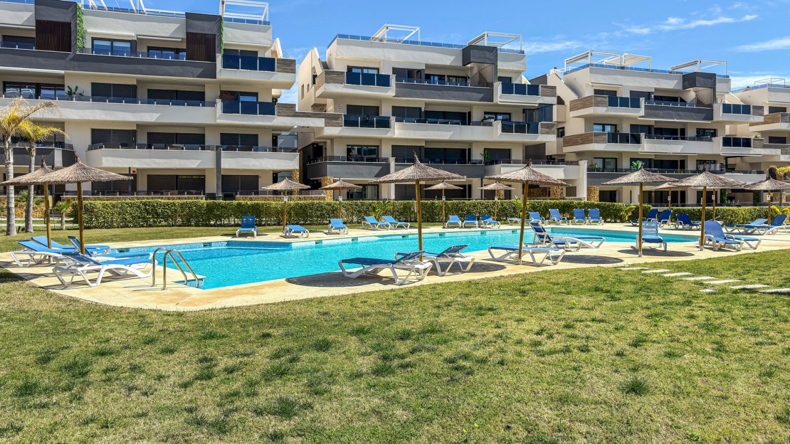 Erleben Sie exklusives Wohnen an der Küste in dieser hochwertigen 3-Schlafzimmer- und 2-Badezimmer-Wohnung in bester Lage nahe dem Meer und allen Ann