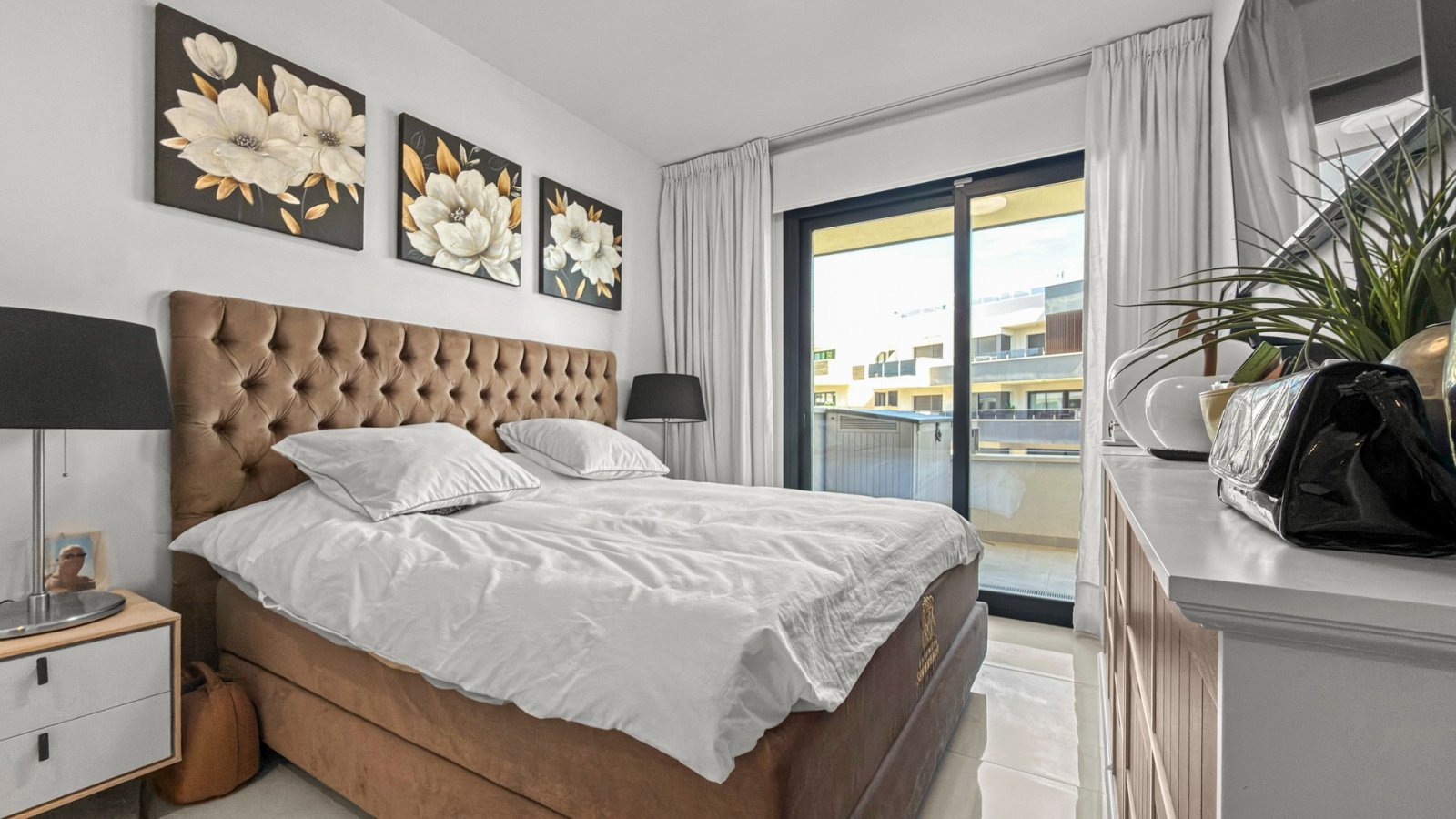 Erleben Sie exklusives Wohnen an der Küste in dieser hochwertigen 3-Schlafzimmer- und 2-Badezimmer-Wohnung in bester Lage nahe dem Meer und allen Ann