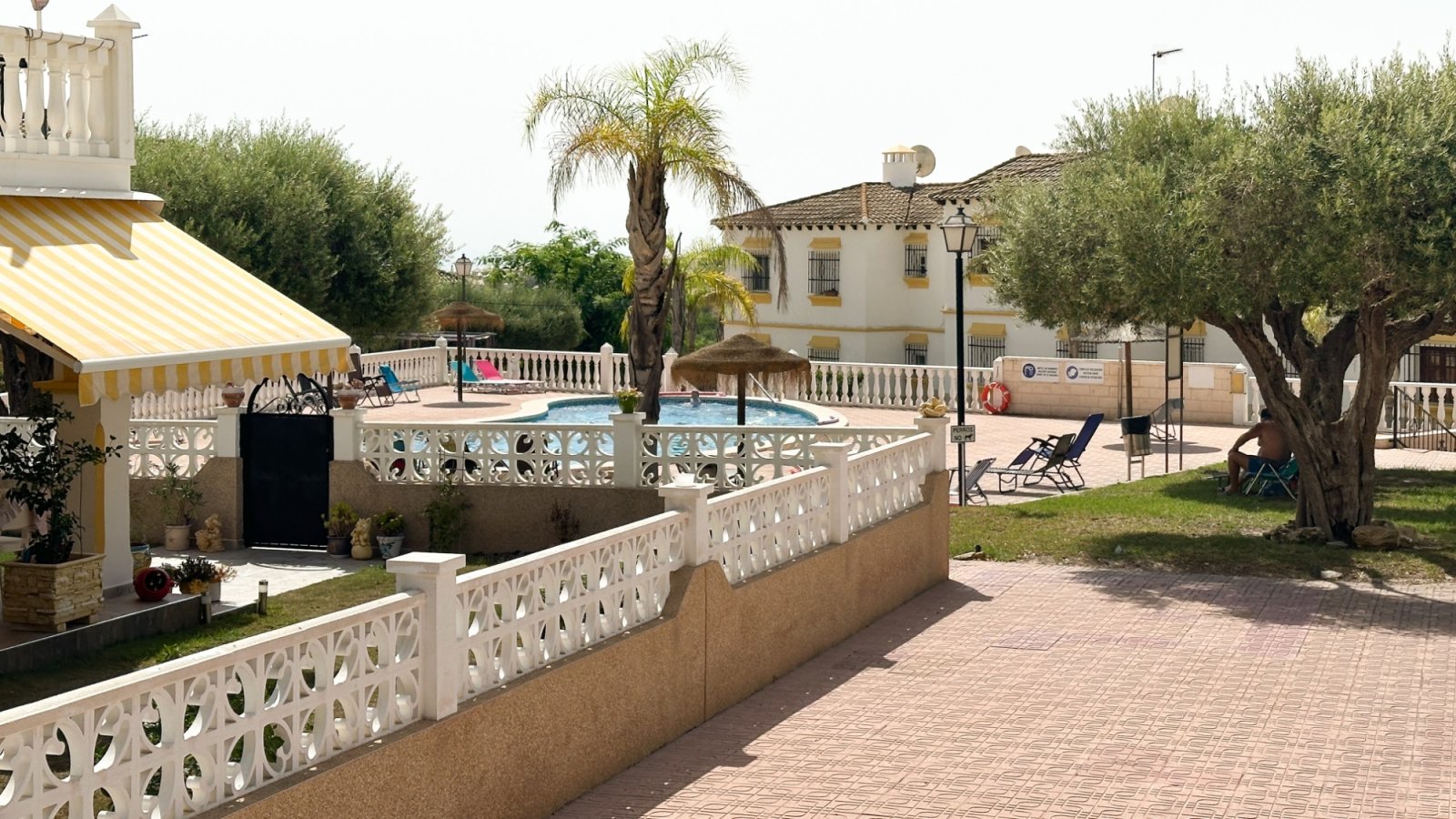 Betreten Sie Ihre sonnenverwöhnte Terrasse und genießen Sie die strahlende Wärme der Costa Blanca. In der begehrten und gesicherten Wohnanlage Mirado