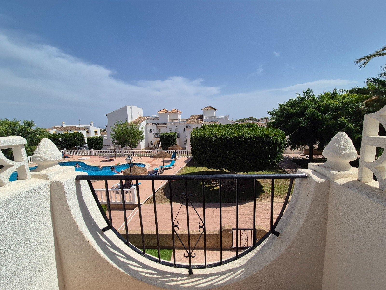 Betreten Sie Ihre sonnenverwöhnte Terrasse und genießen Sie die strahlende Wärme der Costa Blanca. In der begehrten und gesicherten Wohnanlage Mirado