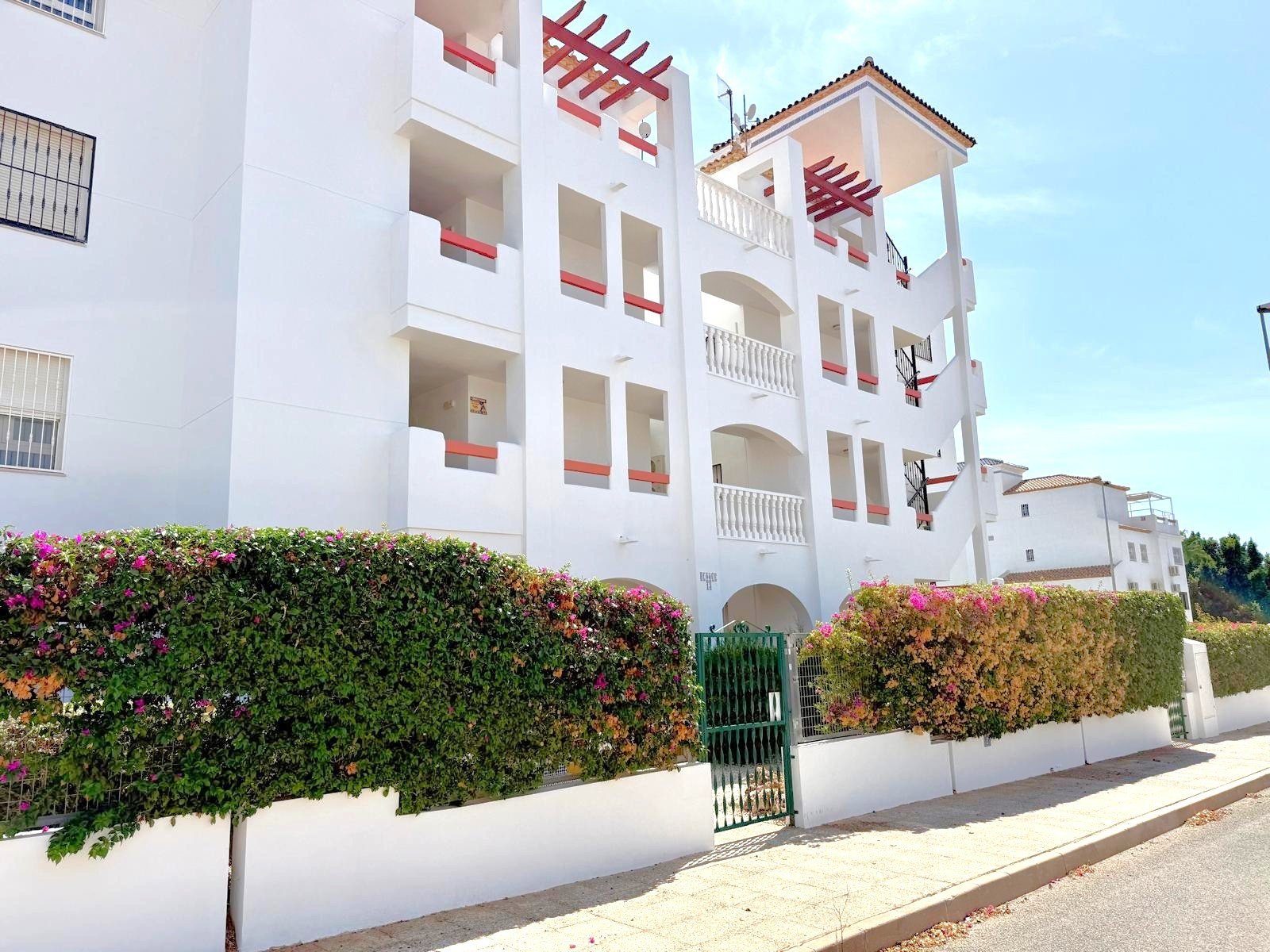 This 74m2 apartment offers a lovely balcony (8m2) with morning sun with views over the community gardens,
Situated only 15 minute walking