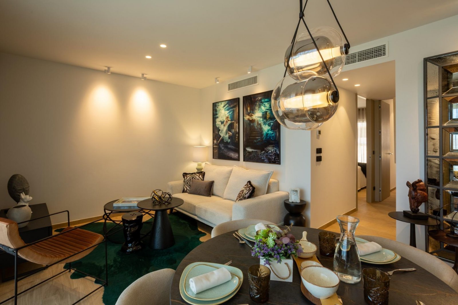 In der prestigeträchtigen Umgebung von La Finca Golf gelegen, bietet dieses Bungalow-Ensemble ein außergewöhnliches Wohnerlebnis. Mit nur vier verfüg