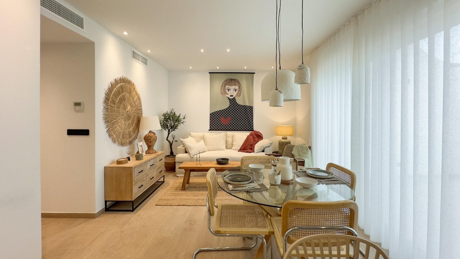 In der prestigeträchtigen Umgebung von La Finca Golf gelegen, bietet dieses Bungalow-Ensemble ein außergewöhnliches Wohnerlebnis. Mit nur vier verfüg