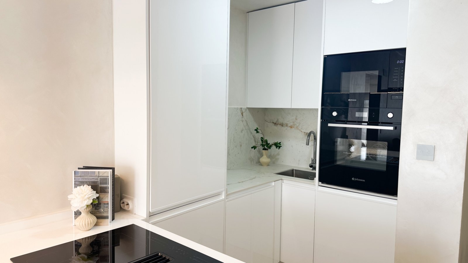 Wir präsentieren dieses elegante Penthouse im modernen Stil, das vollständig mit hochwertigen Materialien und Ausstattungen renoviert wurde. Jedes De