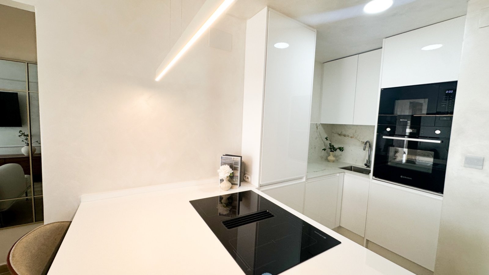 Wir präsentieren dieses elegante Penthouse im modernen Stil, das vollständig mit hochwertigen Materialien und Ausstattungen renoviert wurde. Jedes De