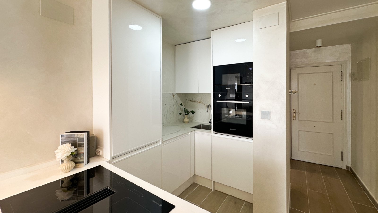 Wir präsentieren dieses elegante Penthouse im modernen Stil, das vollständig mit hochwertigen Materialien und Ausstattungen renoviert wurde. Jedes De