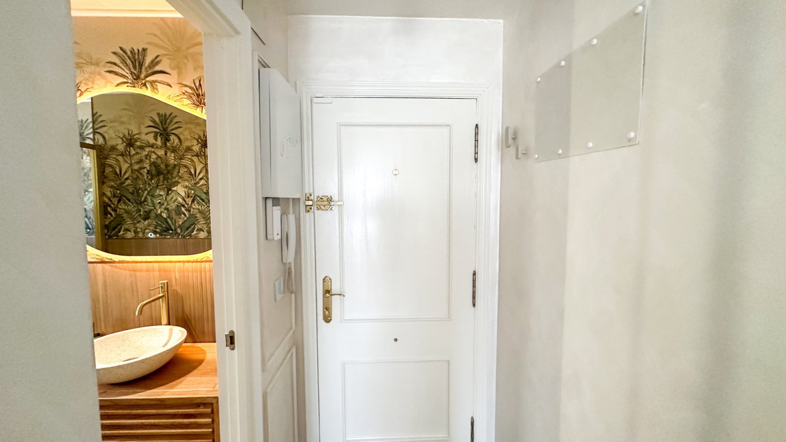 Wir präsentieren dieses elegante Penthouse im modernen Stil, das vollständig mit hochwertigen Materialien und Ausstattungen renoviert wurde. Jedes De