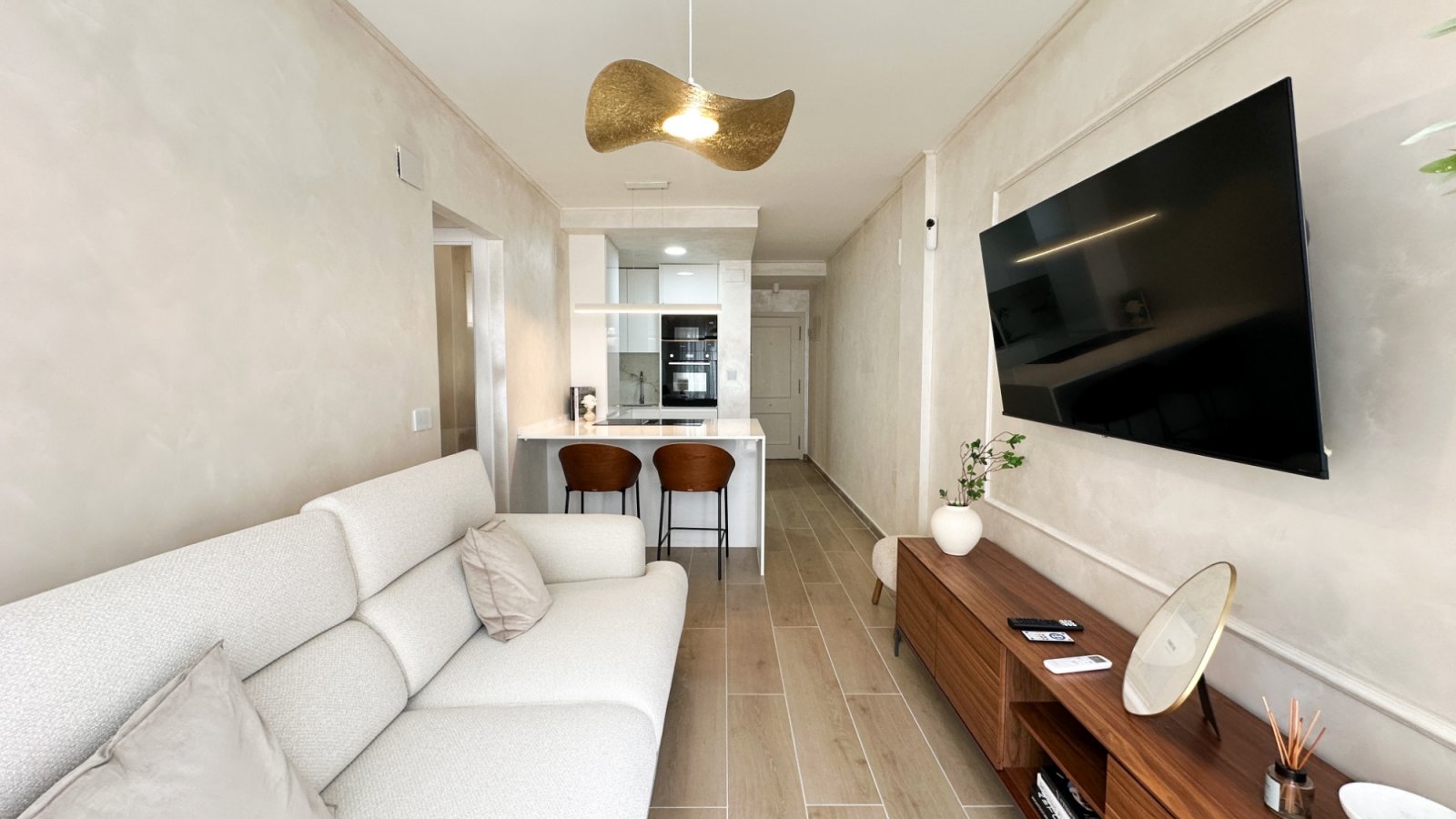 Wir präsentieren dieses elegante Penthouse im modernen Stil, das vollständig mit hochwertigen Materialien und Ausstattungen renoviert wurde. Jedes De