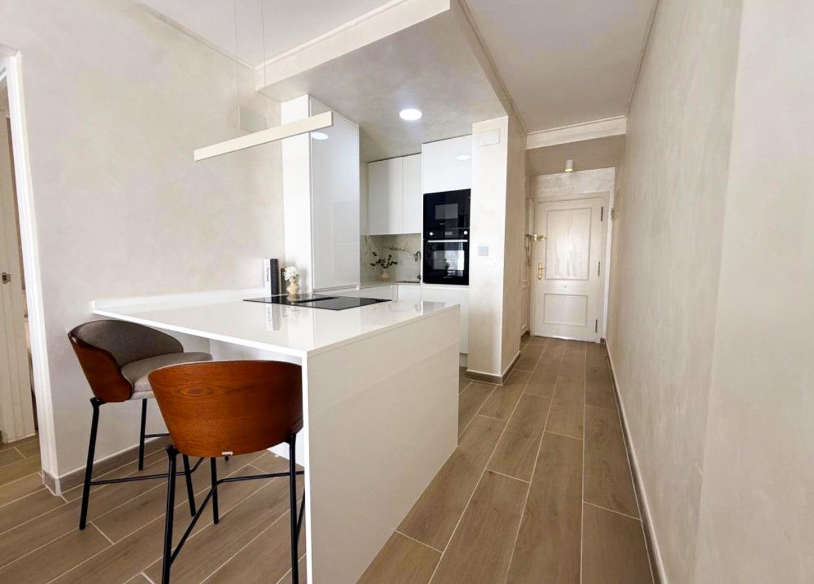 Wir präsentieren dieses elegante Penthouse im modernen Stil, das vollständig mit hochwertigen Materialien und Ausstattungen renoviert wurde. Jedes De