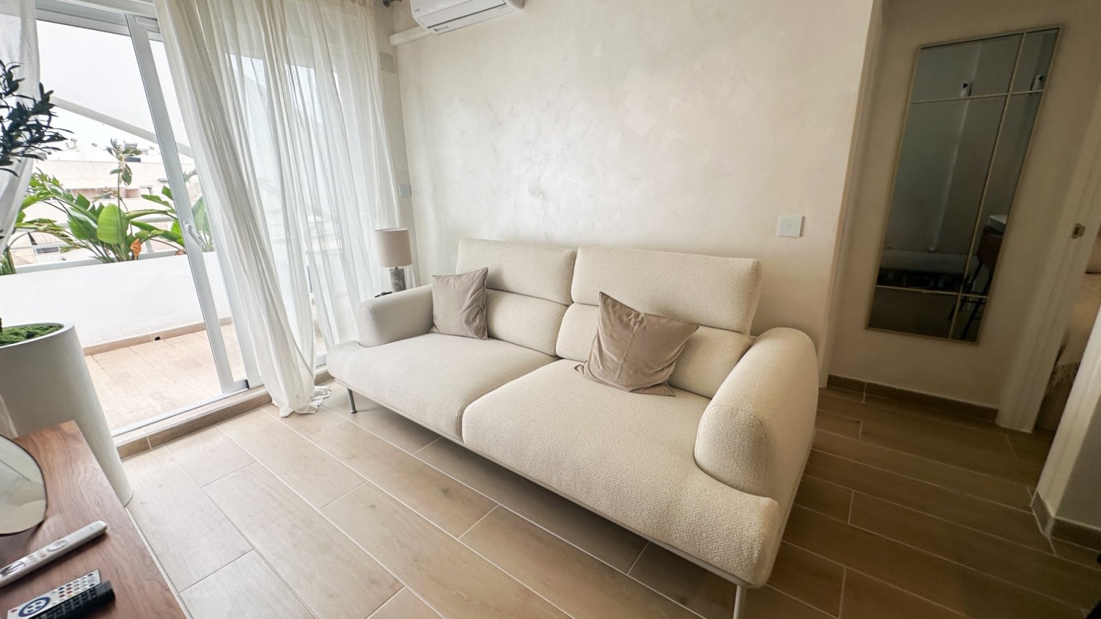 Wir präsentieren dieses elegante Penthouse im modernen Stil, das vollständig mit hochwertigen Materialien und Ausstattungen renoviert wurde. Jedes De