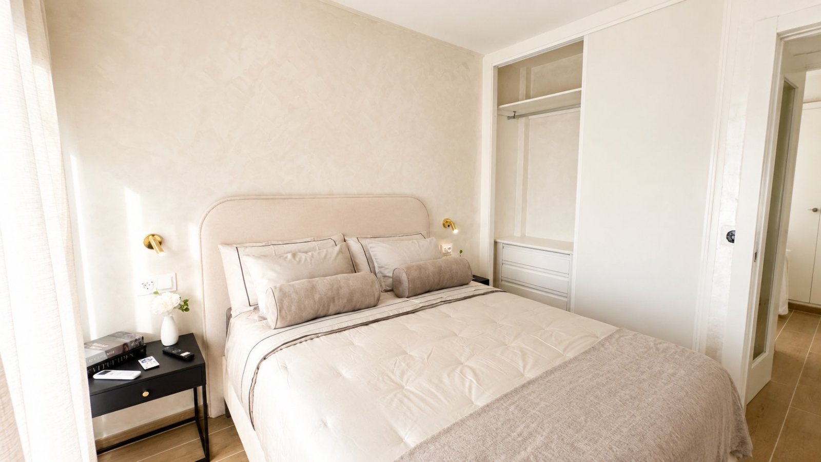 Wir präsentieren dieses elegante Penthouse im modernen Stil, das vollständig mit hochwertigen Materialien und Ausstattungen renoviert wurde. Jedes De