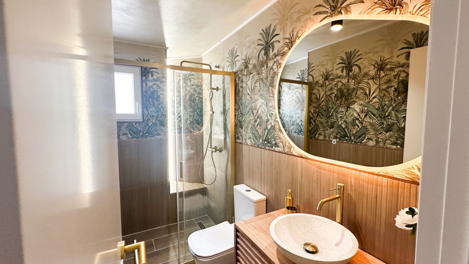 Wir präsentieren dieses elegante Penthouse im modernen Stil, das vollständig mit hochwertigen Materialien und Ausstattungen renoviert wurde. Jedes De