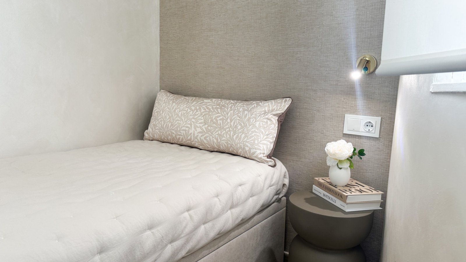 Wir präsentieren dieses elegante Penthouse im modernen Stil, das vollständig mit hochwertigen Materialien und Ausstattungen renoviert wurde. Jedes De