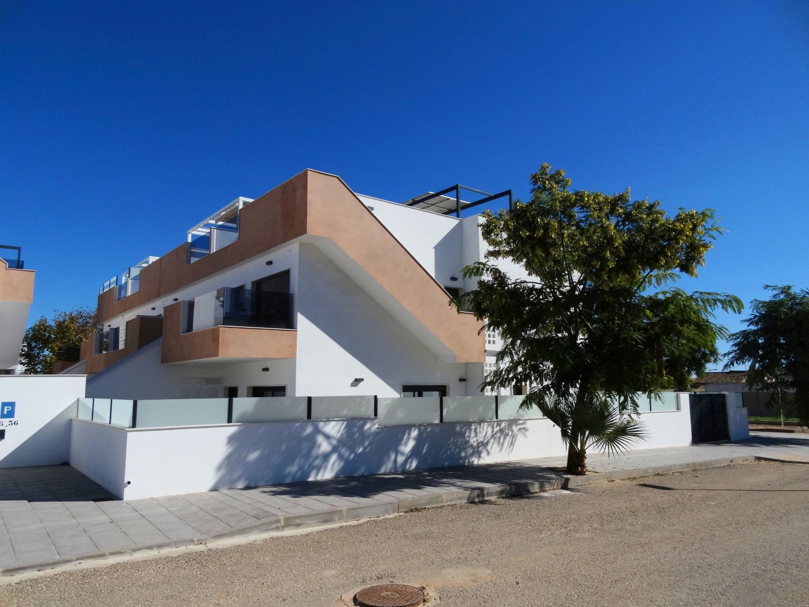 Im charmanten Ort Pilar de la Horadada gelegen, bietet dieser exklusive Bungalow eine einzigartige Gelegenheit, das Leben an der Costa Blanca zu geni
