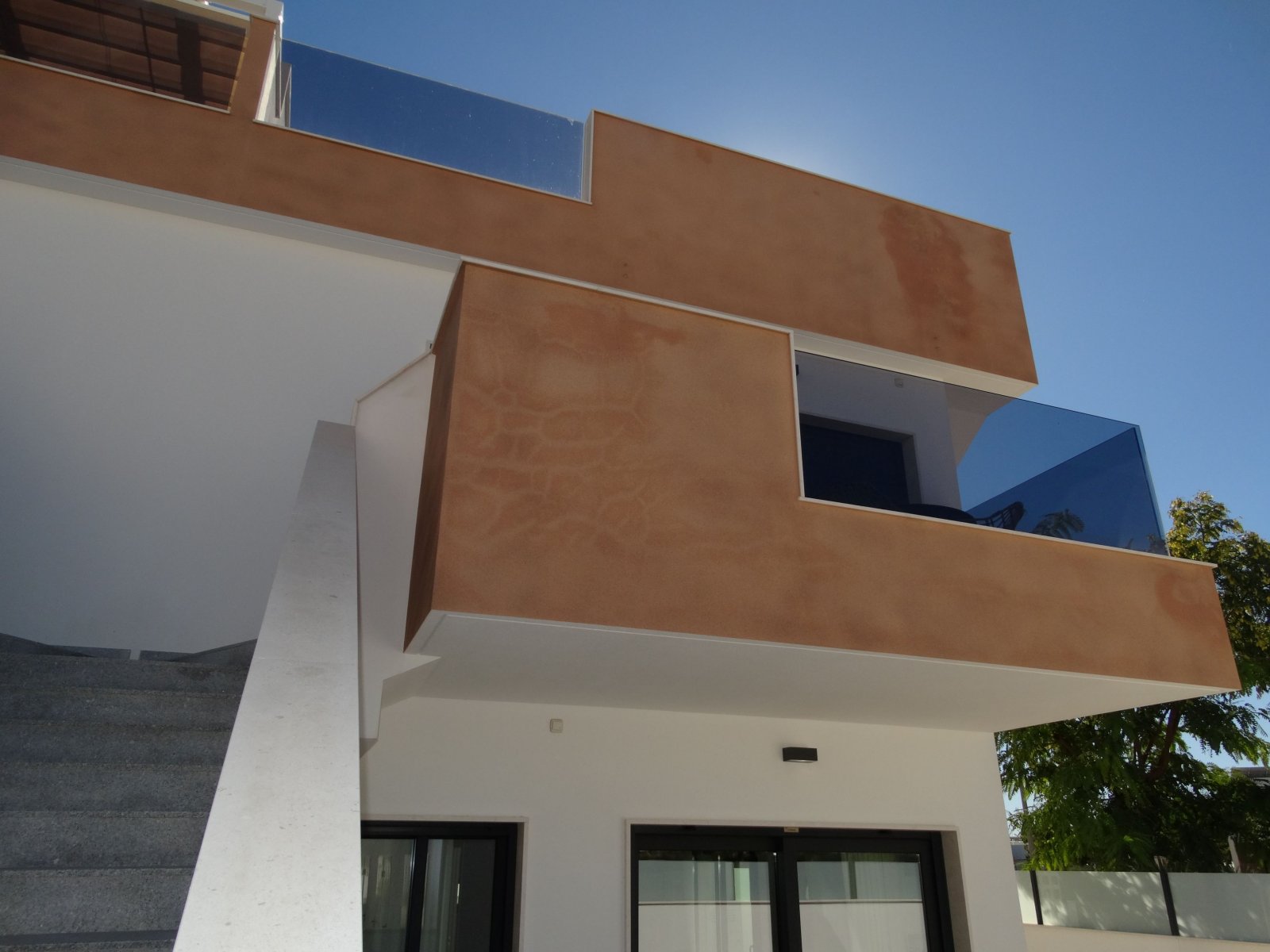 Im charmanten Ort Pilar de la Horadada gelegen, bietet dieser exklusive Bungalow eine einzigartige Gelegenheit, das Leben an der Costa Blanca zu geni