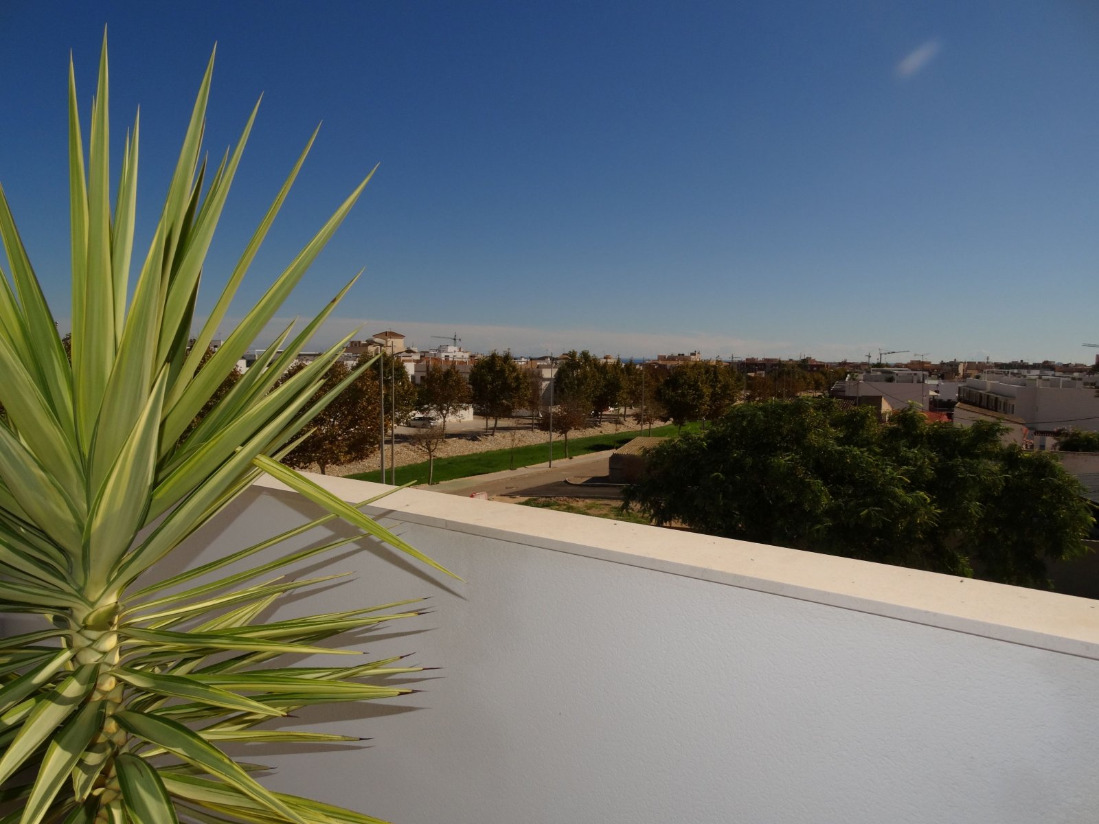 Im charmanten Ort Pilar de la Horadada gelegen, bietet dieser exklusive Bungalow eine einzigartige Gelegenheit, das Leben an der Costa Blanca zu geni