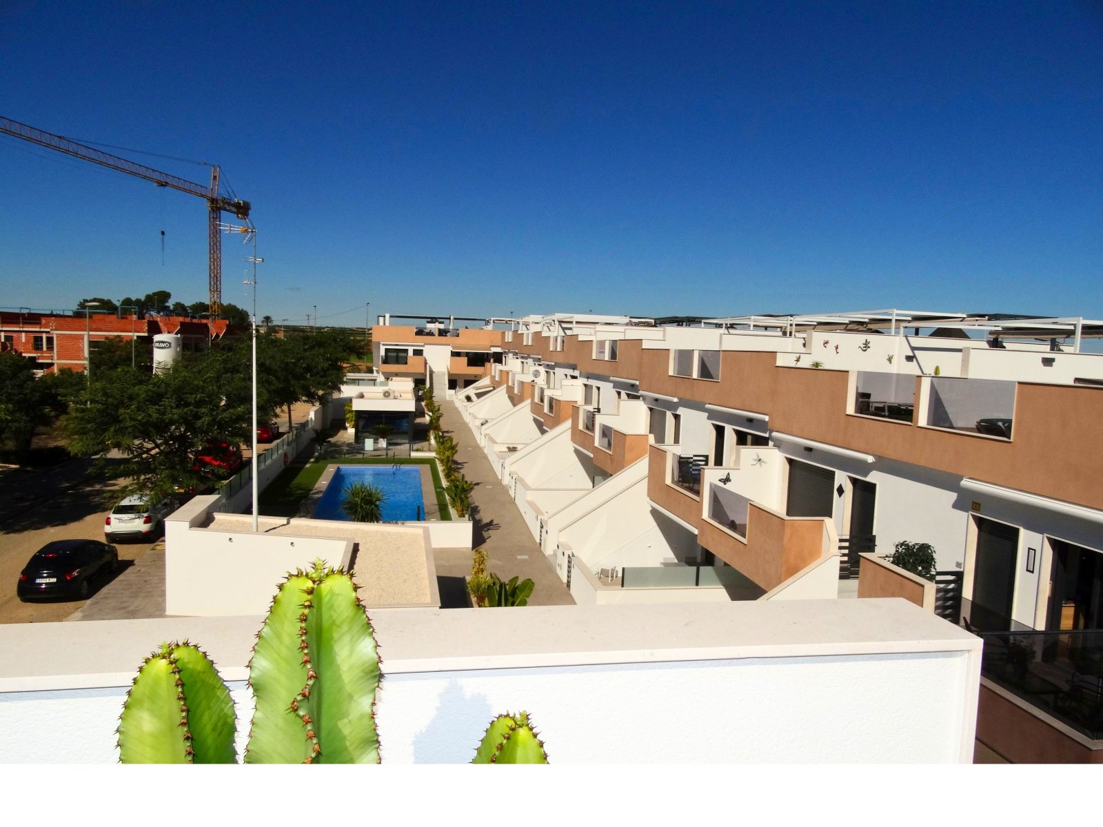 Im charmanten Ort Pilar de la Horadada gelegen, bietet dieser exklusive Bungalow eine einzigartige Gelegenheit, das Leben an der Costa Blanca zu geni