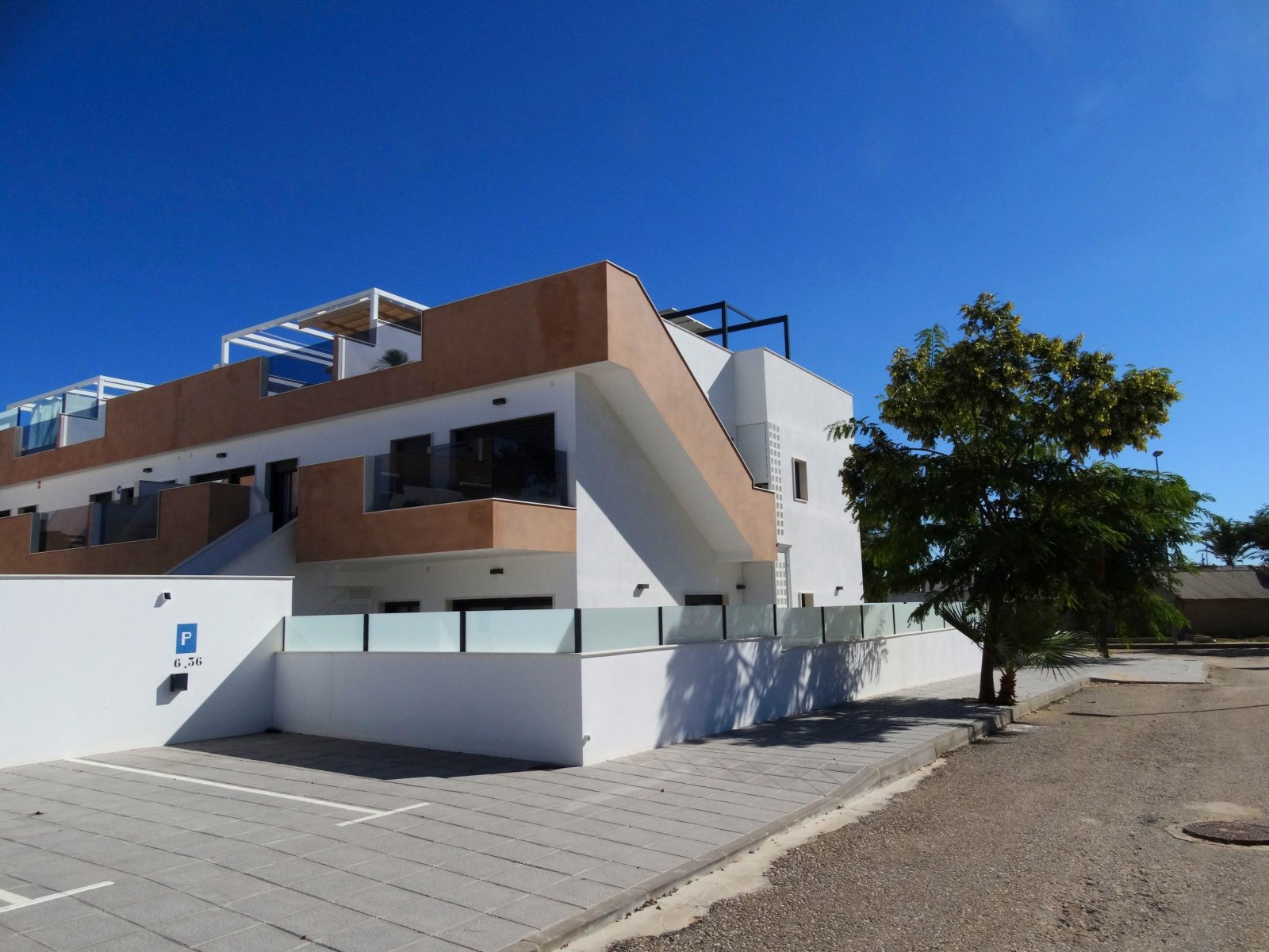 Im charmanten Ort Pilar de la Horadada gelegen, bietet dieser exklusive Bungalow eine einzigartige Gelegenheit, das Leben an der Costa Blanca zu geni