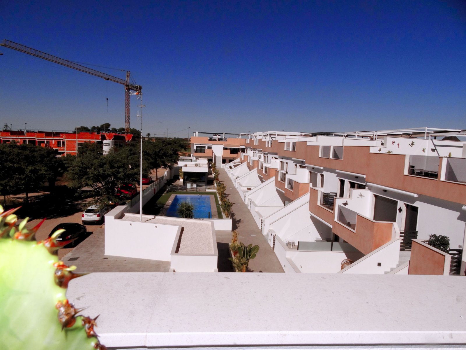 Im charmanten Ort Pilar de la Horadada gelegen, bietet dieser exklusive Bungalow eine einzigartige Gelegenheit, das Leben an der Costa Blanca zu geni