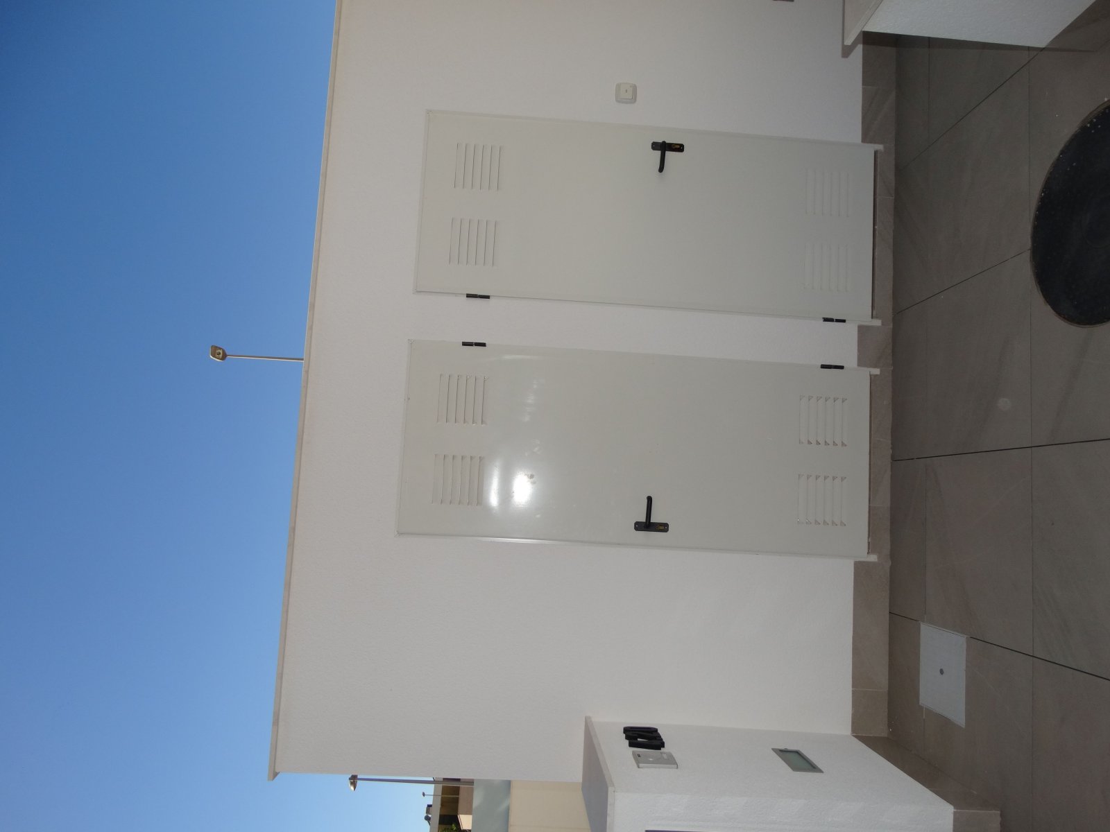 Im charmanten Ort Pilar de la Horadada gelegen, bietet dieser exklusive Bungalow eine einzigartige Gelegenheit, das Leben an der Costa Blanca zu geni