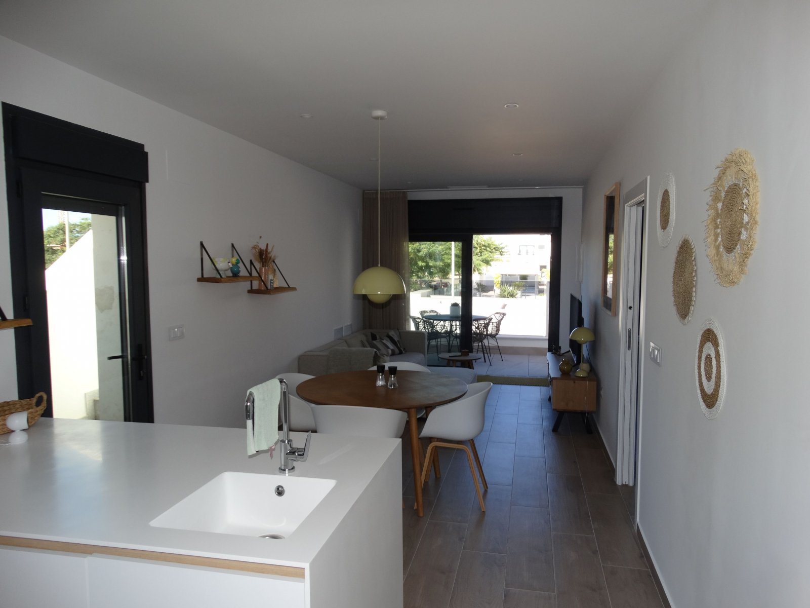 Im charmanten Ort Pilar de la Horadada gelegen, bietet dieser exklusive Bungalow eine einzigartige Gelegenheit, das Leben an der Costa Blanca zu geni