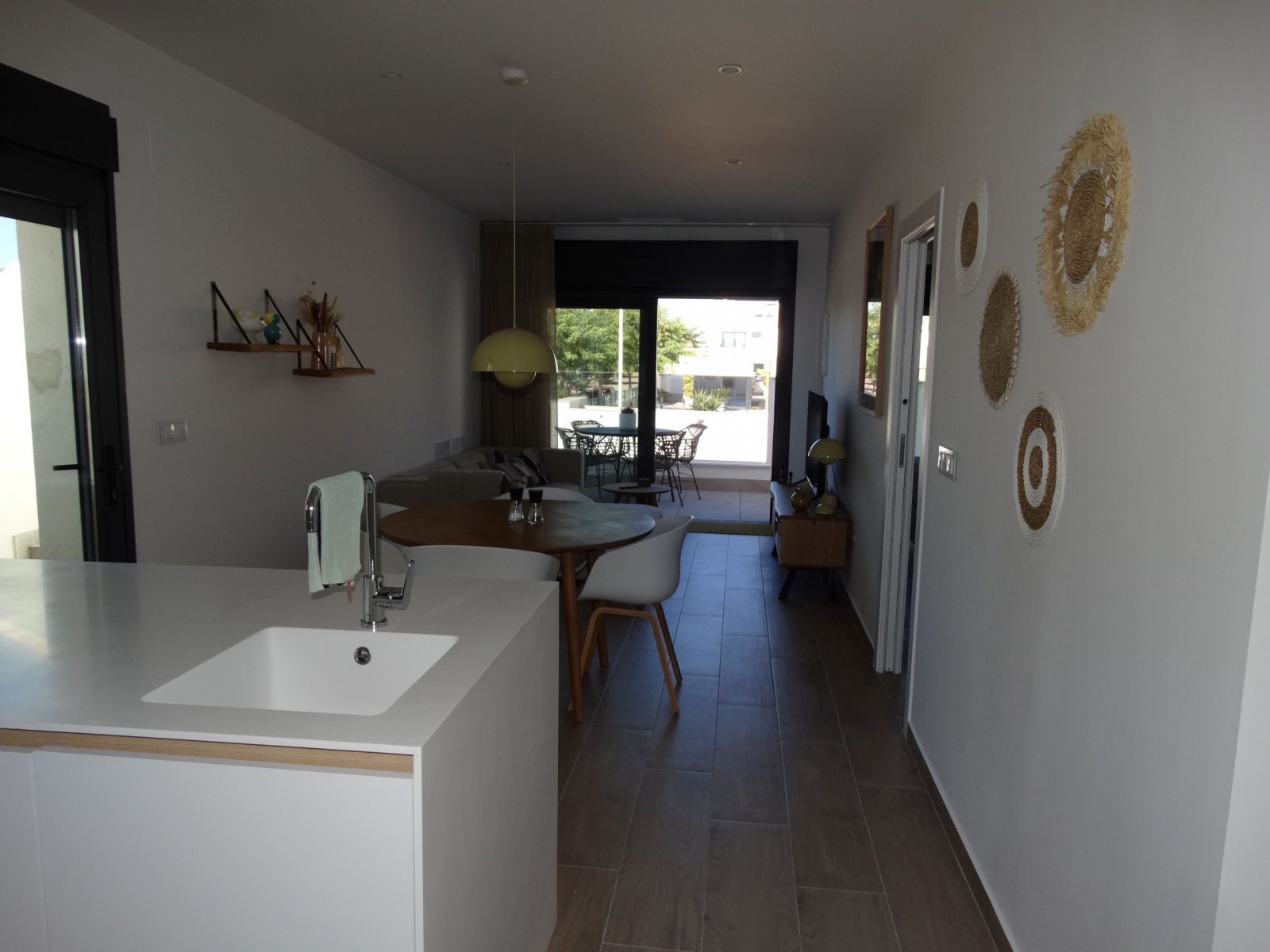 Im charmanten Ort Pilar de la Horadada gelegen, bietet dieser exklusive Bungalow eine einzigartige Gelegenheit, das Leben an der Costa Blanca zu geni