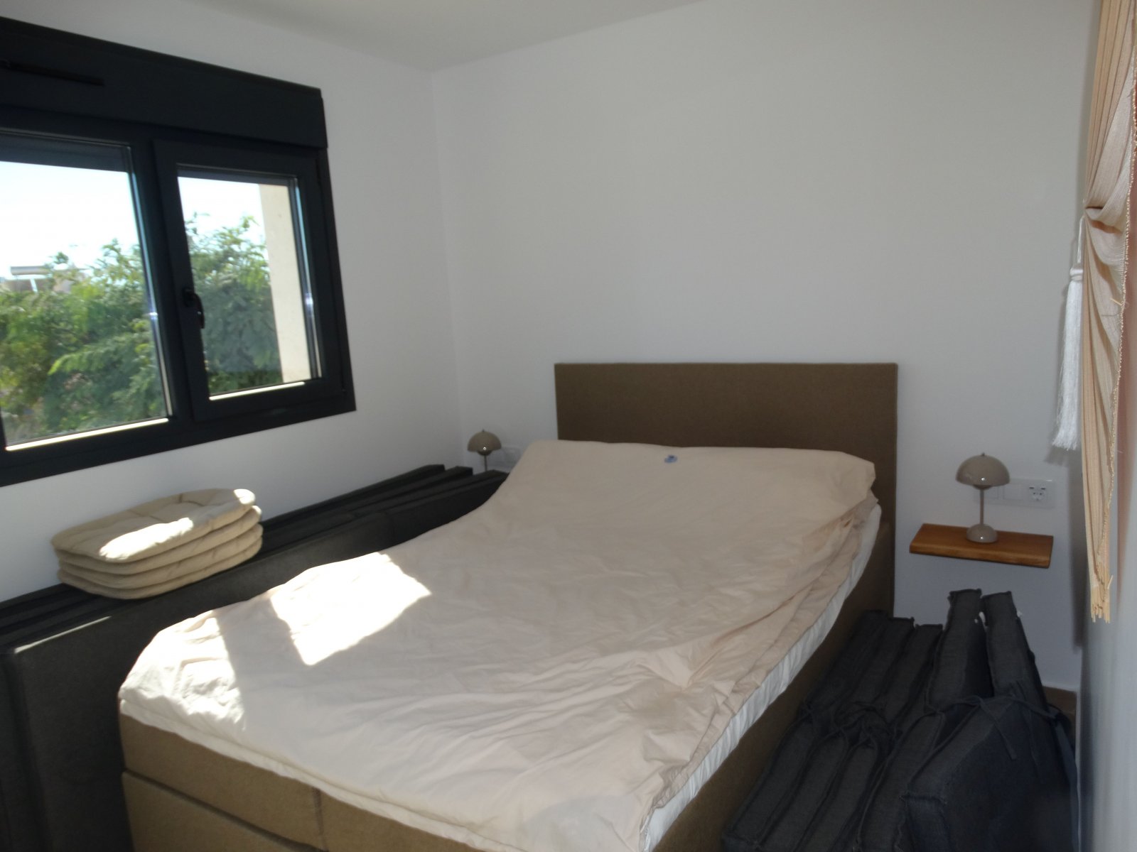 Im charmanten Ort Pilar de la Horadada gelegen, bietet dieser exklusive Bungalow eine einzigartige Gelegenheit, das Leben an der Costa Blanca zu geni