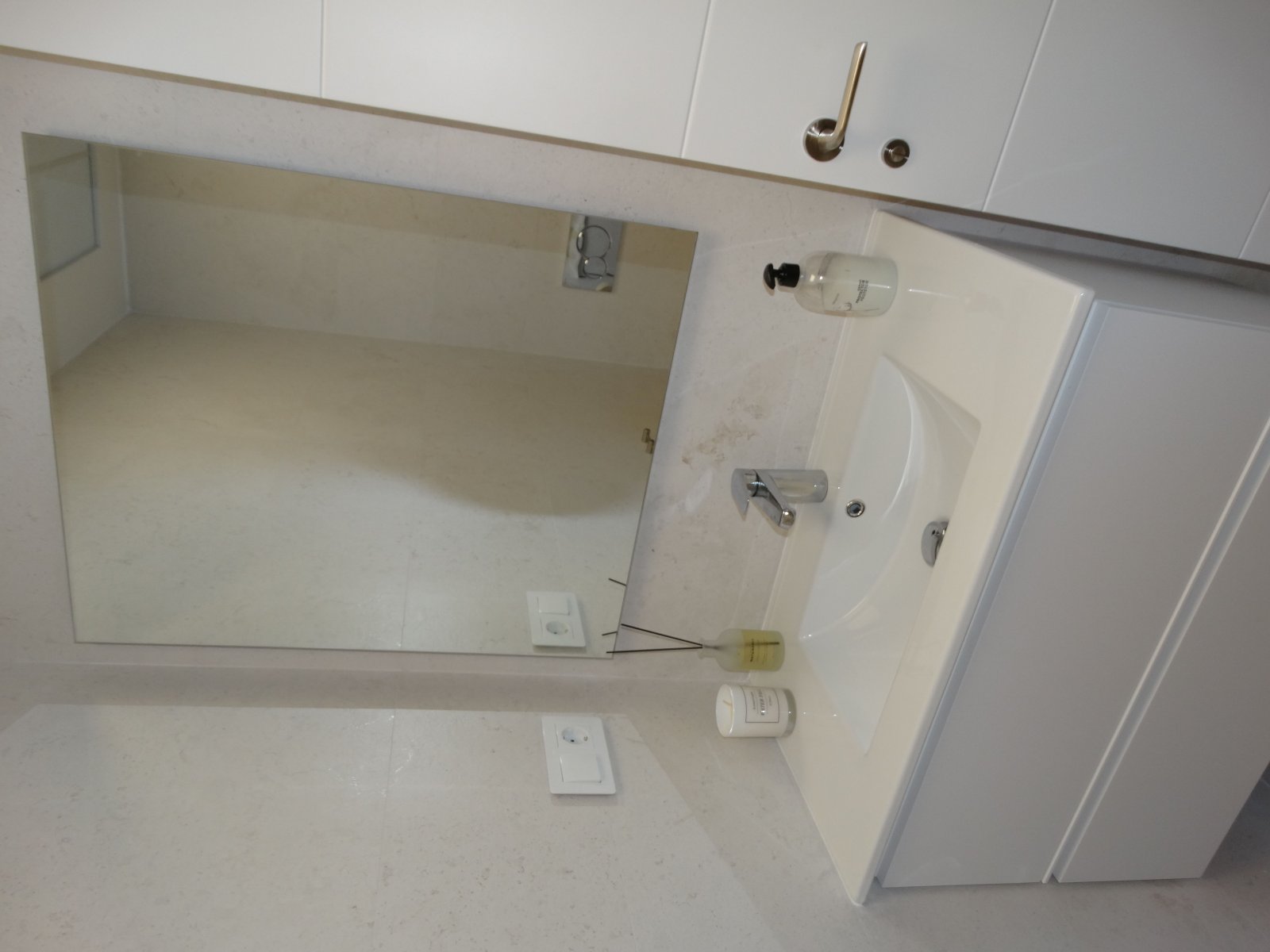 Im charmanten Ort Pilar de la Horadada gelegen, bietet dieser exklusive Bungalow eine einzigartige Gelegenheit, das Leben an der Costa Blanca zu geni